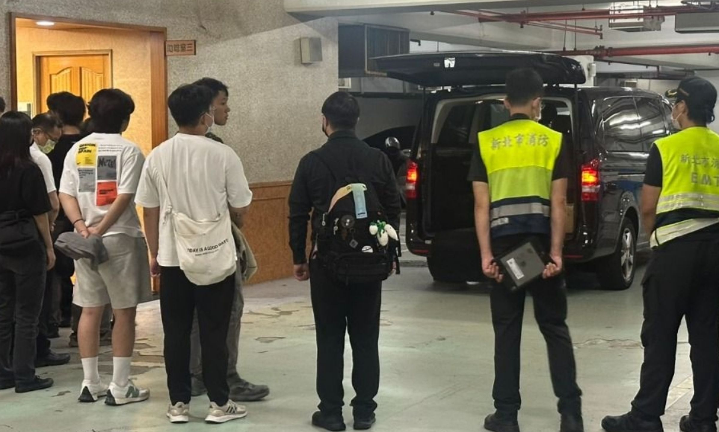 勇消吳恩碩不幸殉職,同仁列隊送他最後一程。(翻攝畫面)