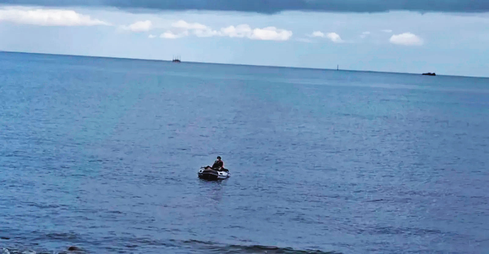 中秋節前夕，中國籍王姓男子駕橡皮艇闖入林口海岸，由於上岸地點敏感，引起社會討論。（翻攝畫面）