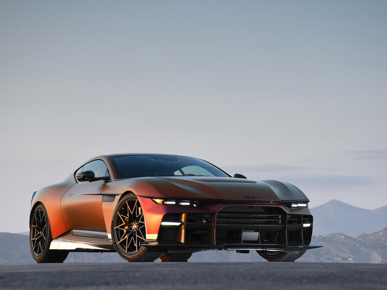 車誌/以 Vanquish 為基礎打造,Aston Martin Valen 超級 GT 圓石灘車展發表!