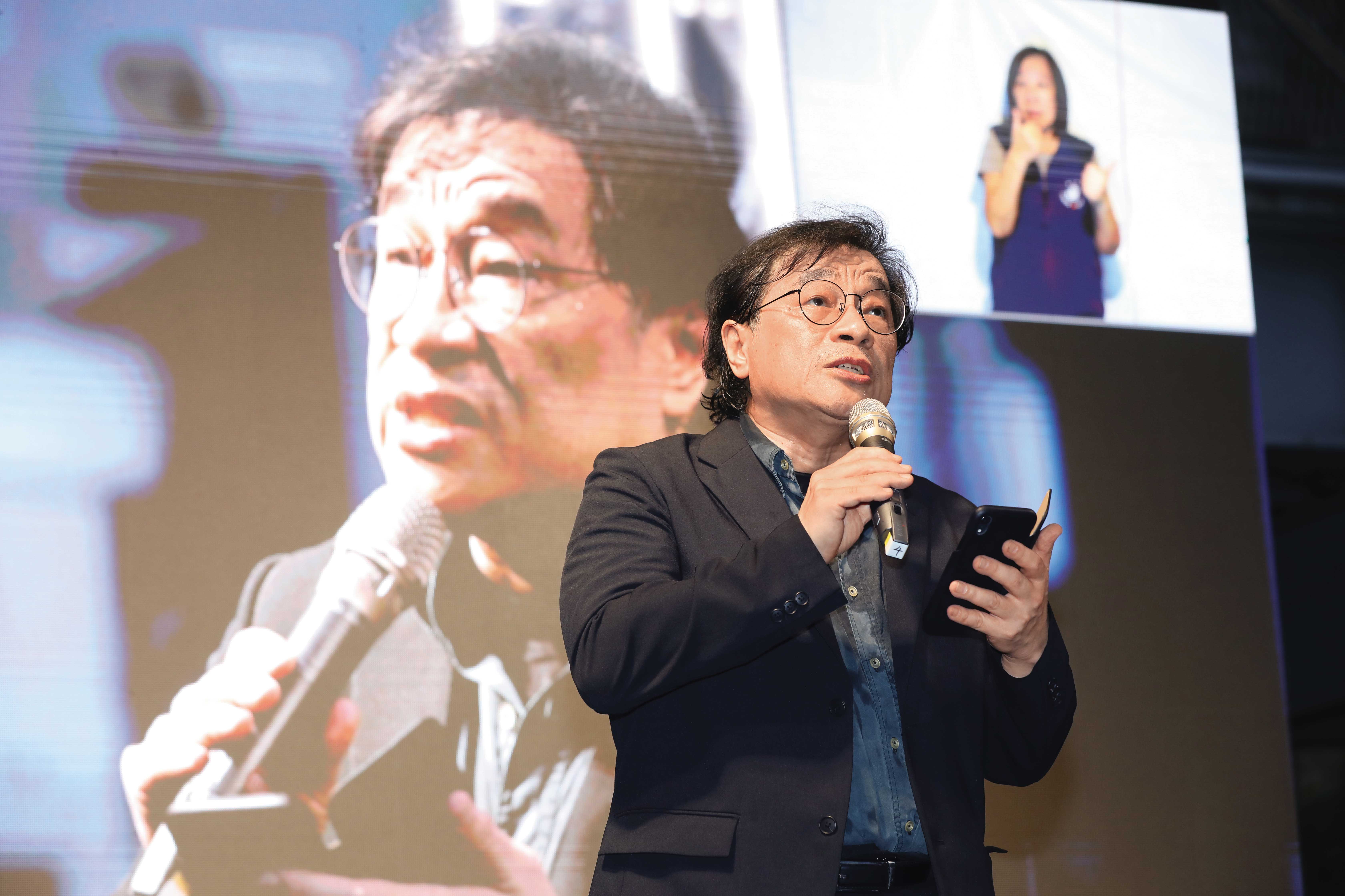 2024年5月,吳叡人在公民團體發起的青鳥行動立法院外演講。(蘇立坤攝)