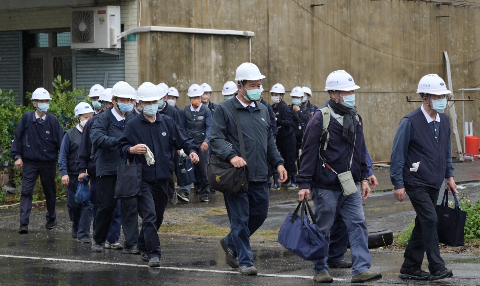 為讓來自北區約40人的修繕志工團隊能統一派工與分工，團隊特別租遊覽車載送工班進出修繕責任區及志工休息的曾文青年活動中心往返。（慈濟基金會提供）