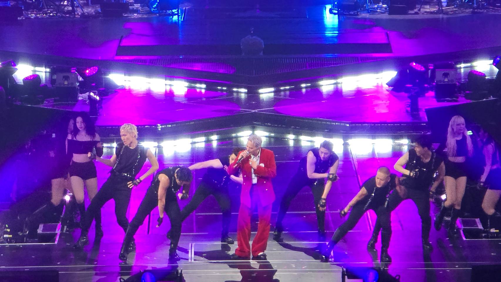 GD台北小巨蛋演唱會今舉辦最終場，換上紅色西裝。（讀者提供）