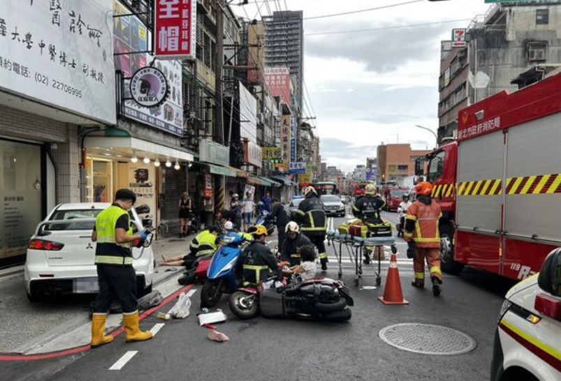 救護車與警消到場搶救。（翻攝畫面）