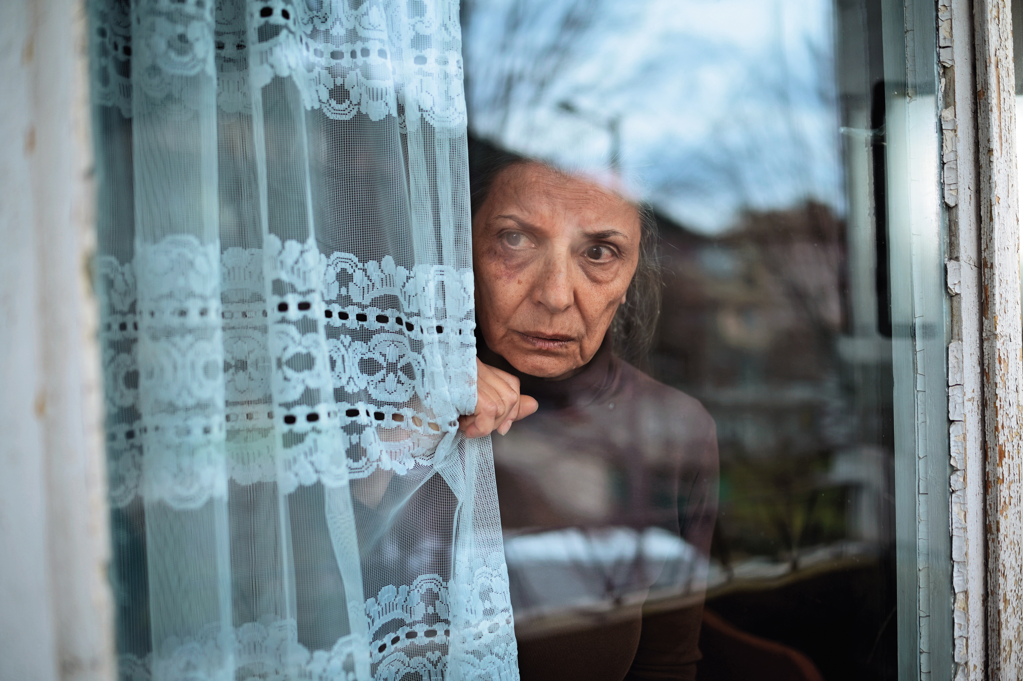 退休女教師為亡夫購買墓地的錢遭騙光，百般無力下憤而對社會展開反擊。（海鵬提供）