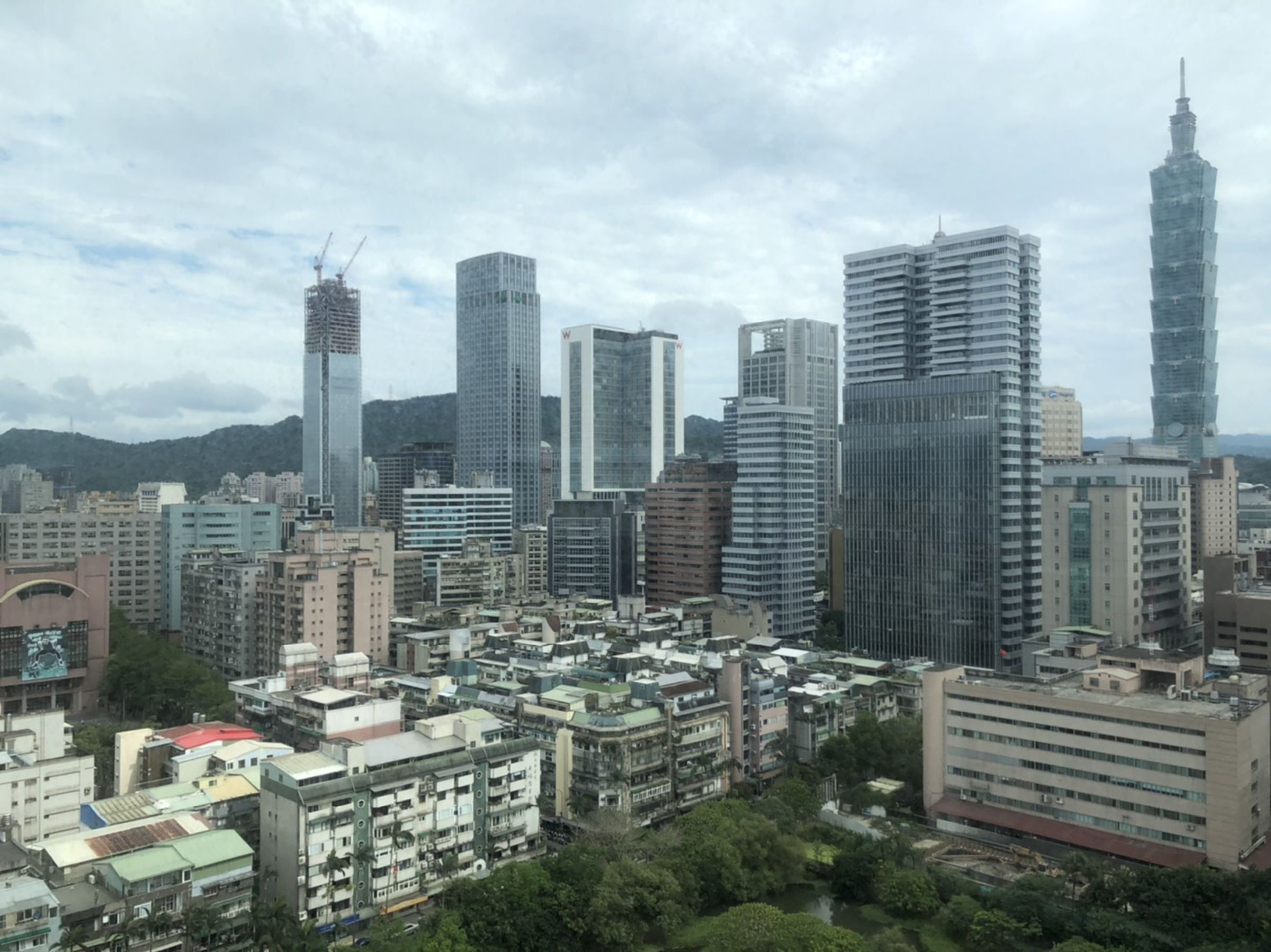 信義房屋曾敬德表示,5月房地合一稅同期新高,交易價格大漲與量多成主因。(信義房屋提供)