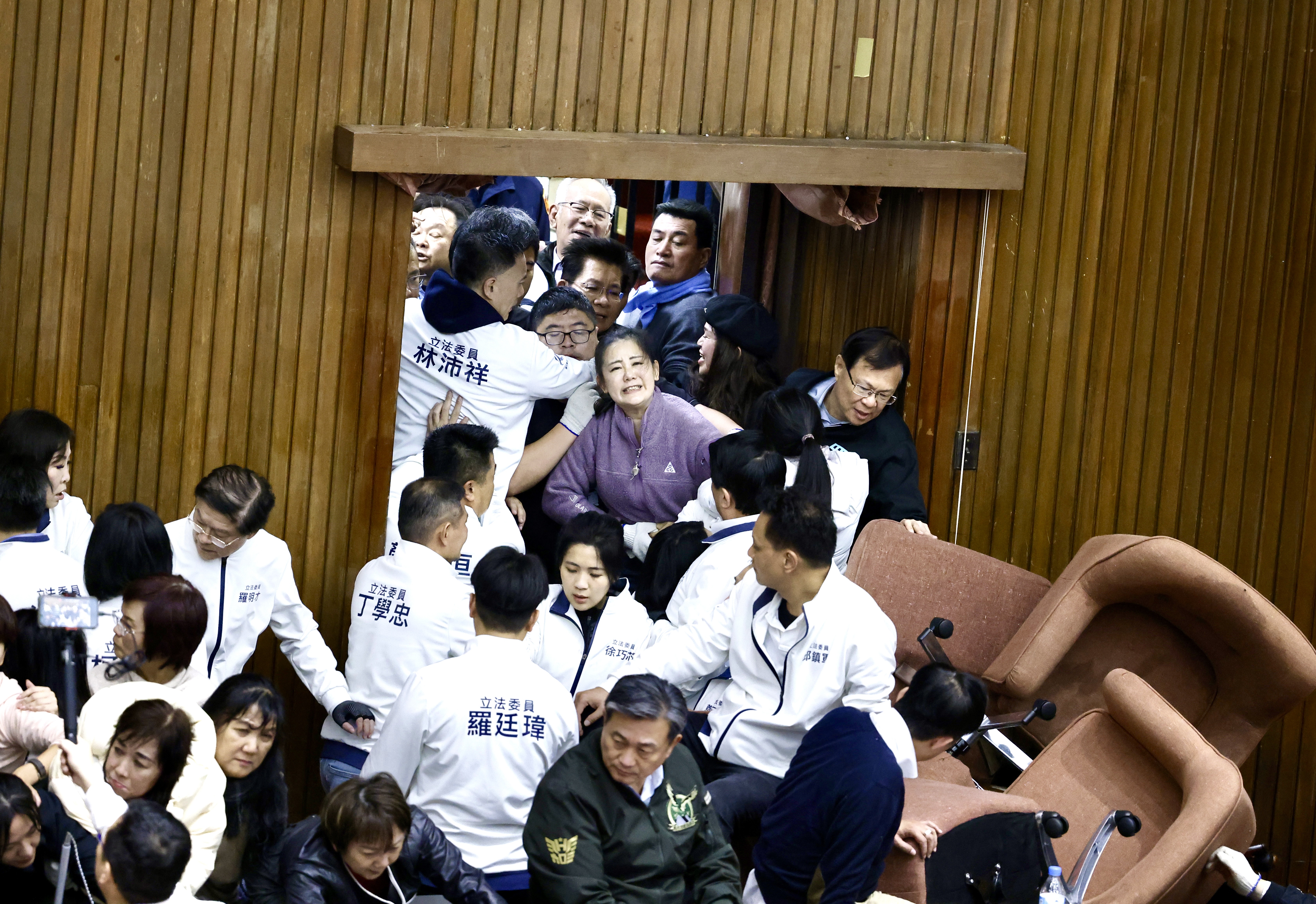 藍營立委挾人數優勢，將綠營立委拖出議場，搶回主席台。