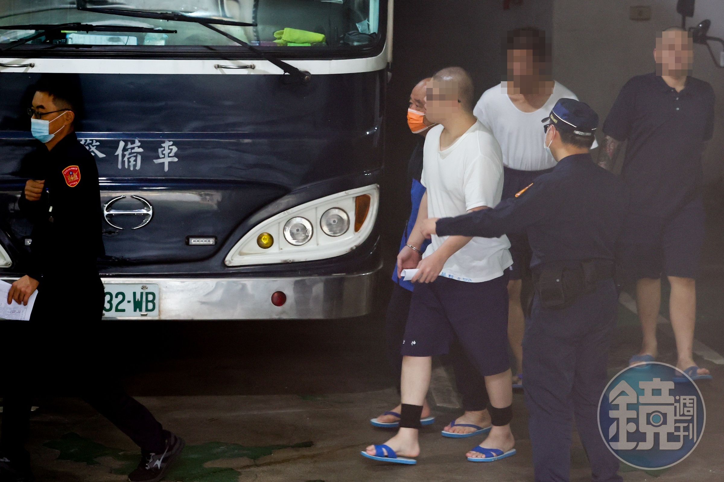 吳順民（戴著橘色口罩者） ，再次遭北檢提訊。