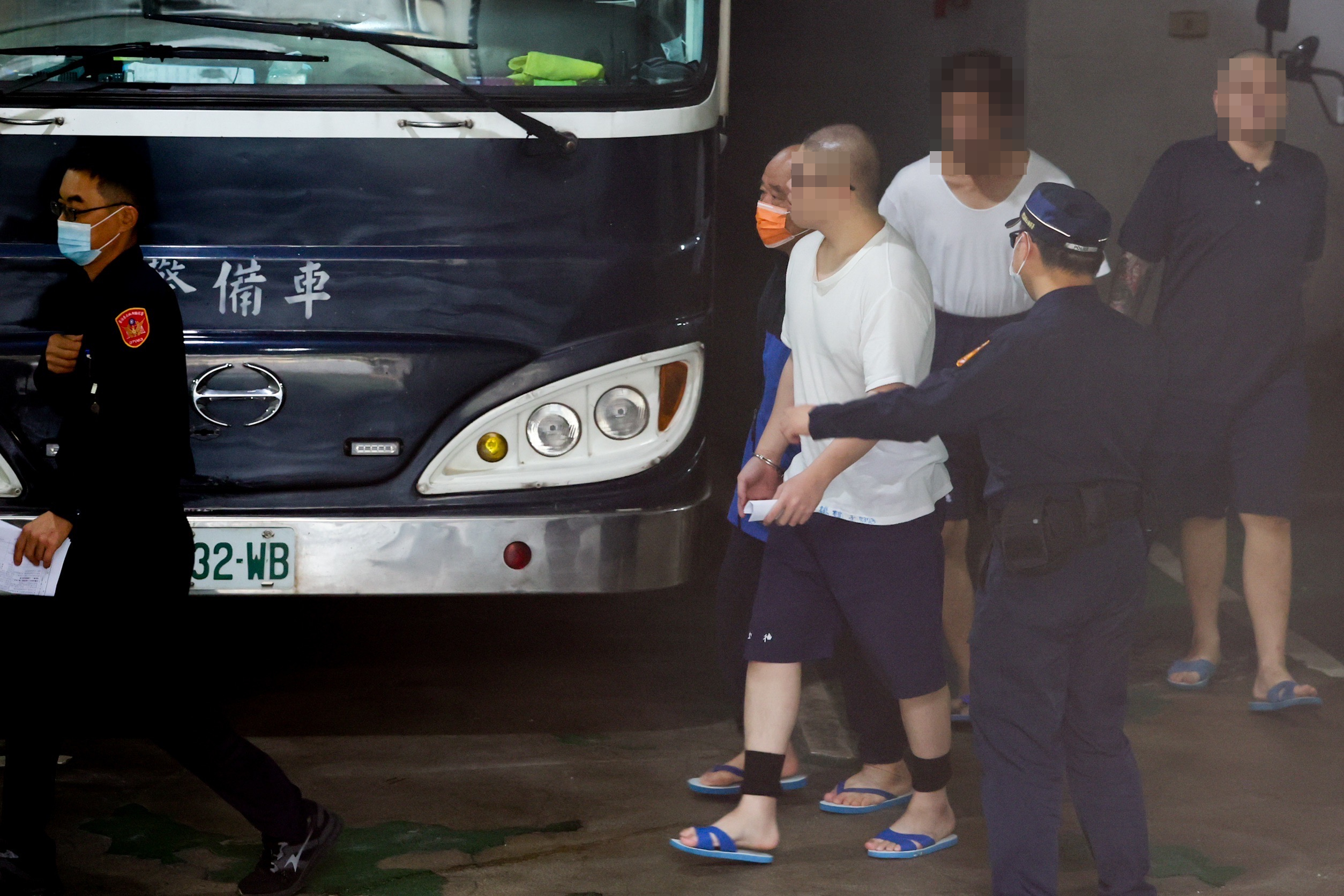 吳順民（戴著橘色口罩者） ，再次遭北檢提訊。