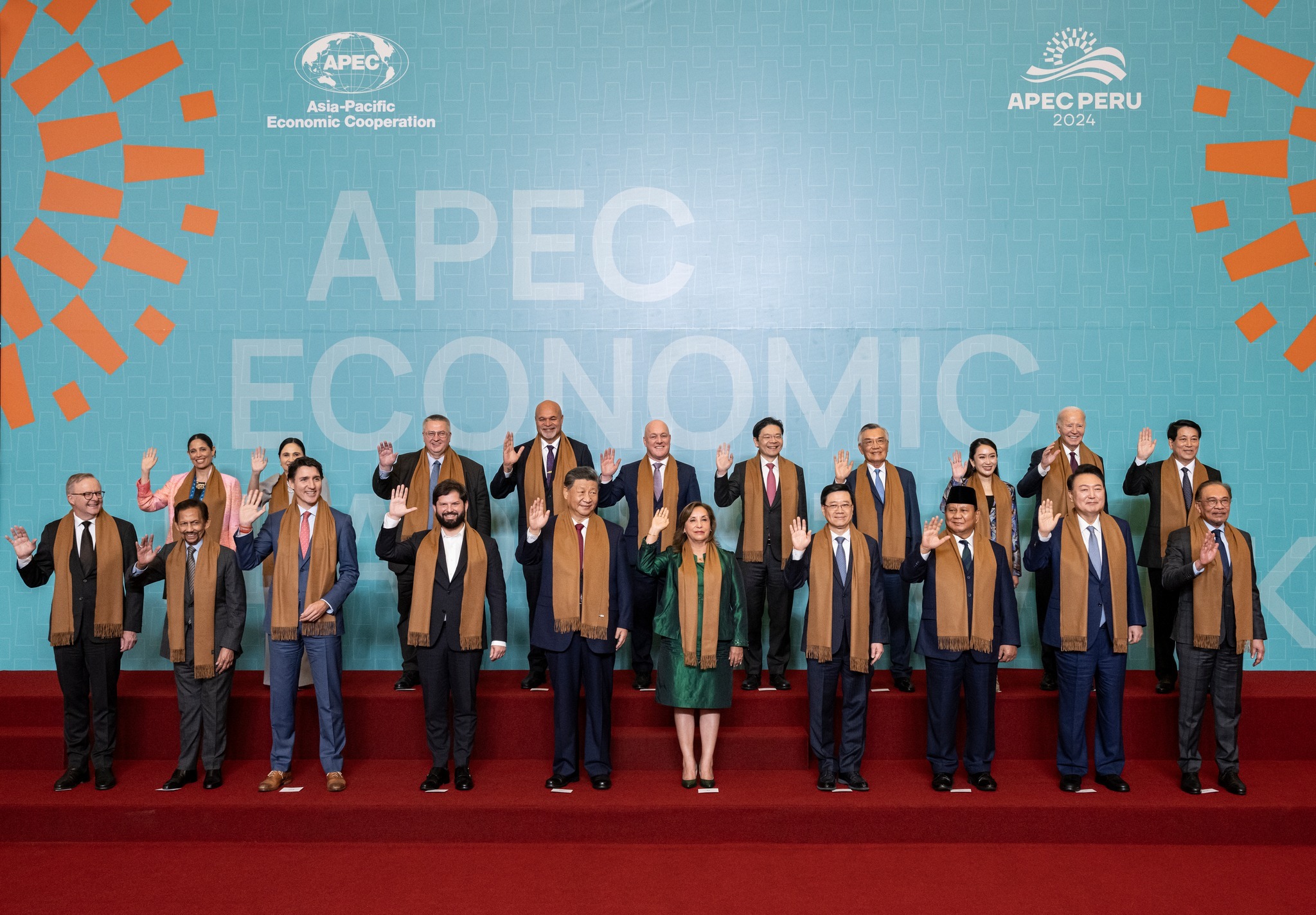 習近平想站C位，秘魯APEC幫他實現了！拜登「被排擠」苦笑。（翻自APEC官方臉書）