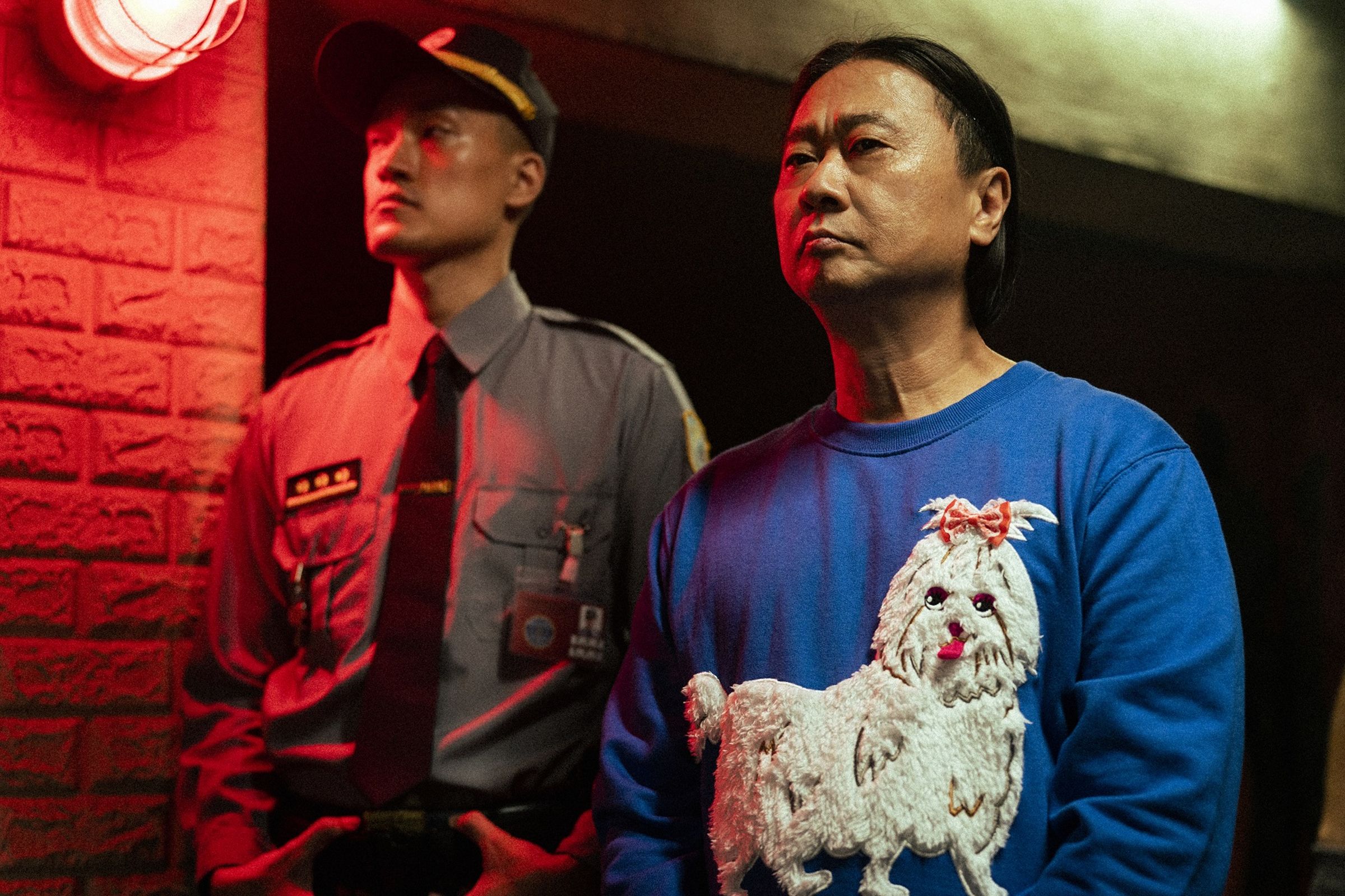  《木曜4超玩》班底邰智源（右）飾演原本是國文補教名師的連續殺人魔。（Netflix提供）