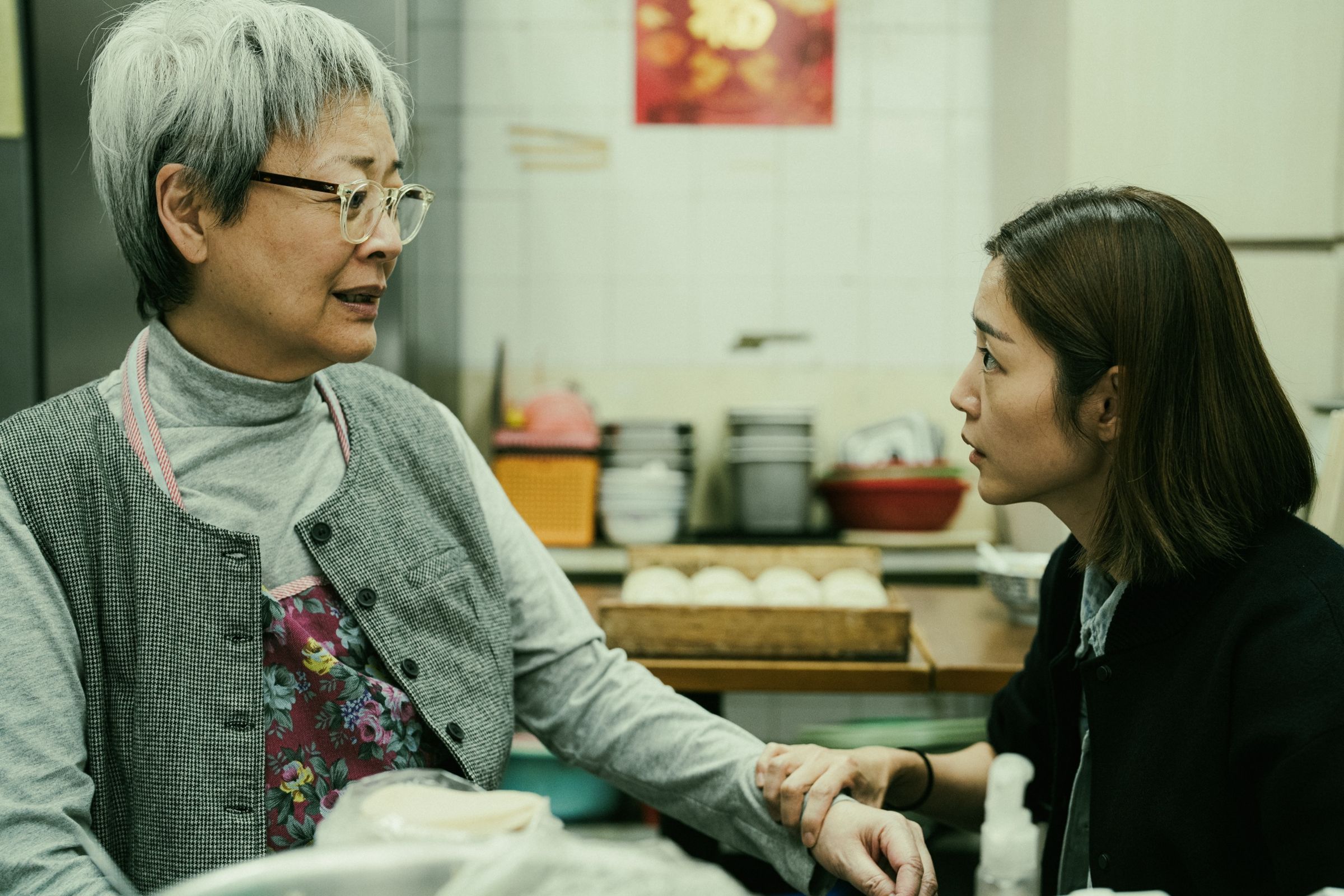 多次獲金馬獎及金像獎最佳女配角的金燕玲（左）驚喜客串演出。（華映娛樂提供）