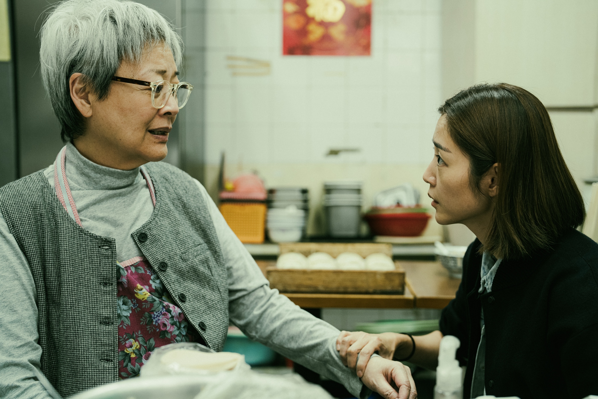 多次獲金馬獎及金像獎最佳女配角的金燕玲（左）驚喜客串演出。（華映娛樂提供）