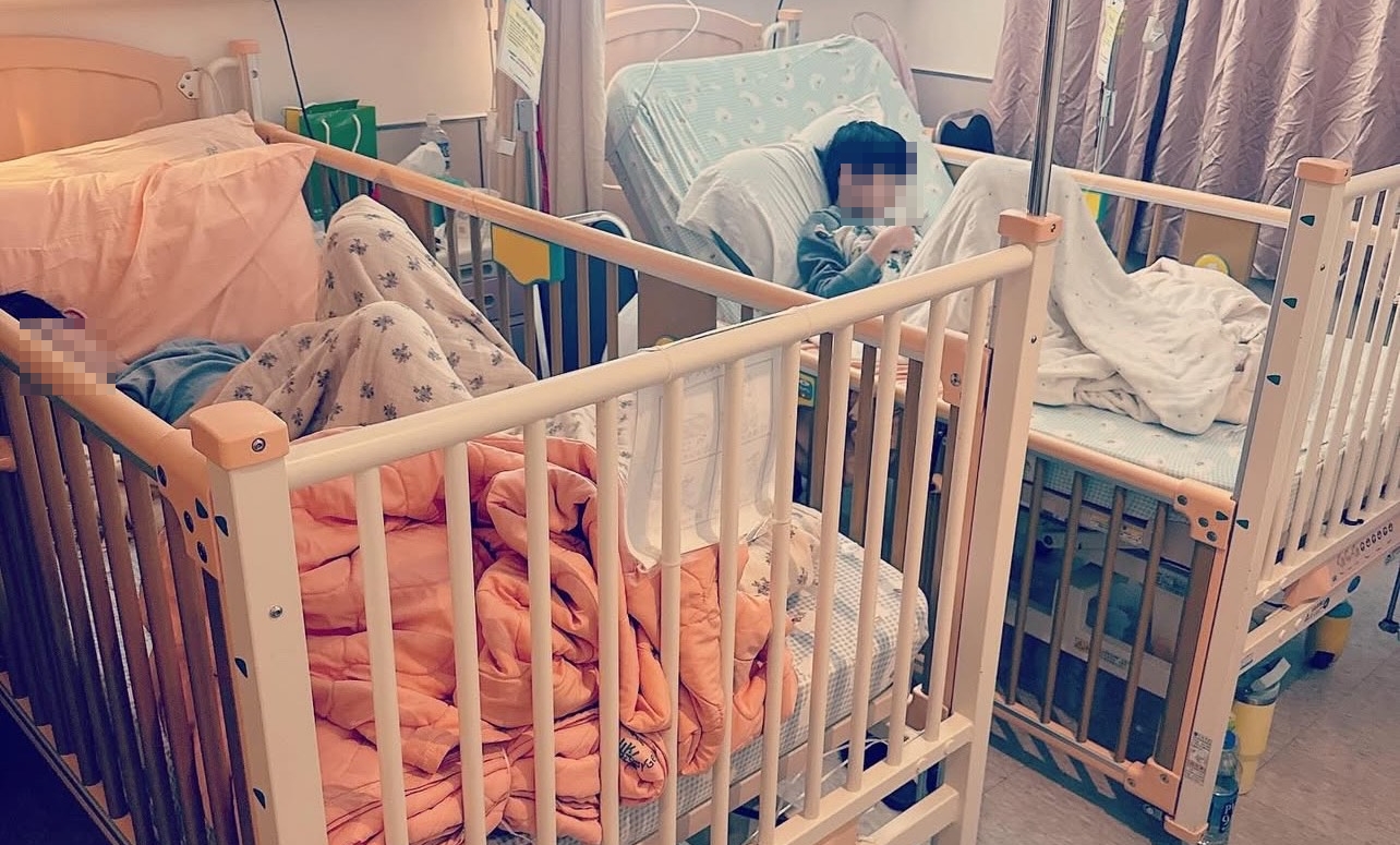 范瑋琪和陳建州的雙胞胎兒子飛飛、翔翔，因A型流感住院。（翻攝自范瑋琪IG）