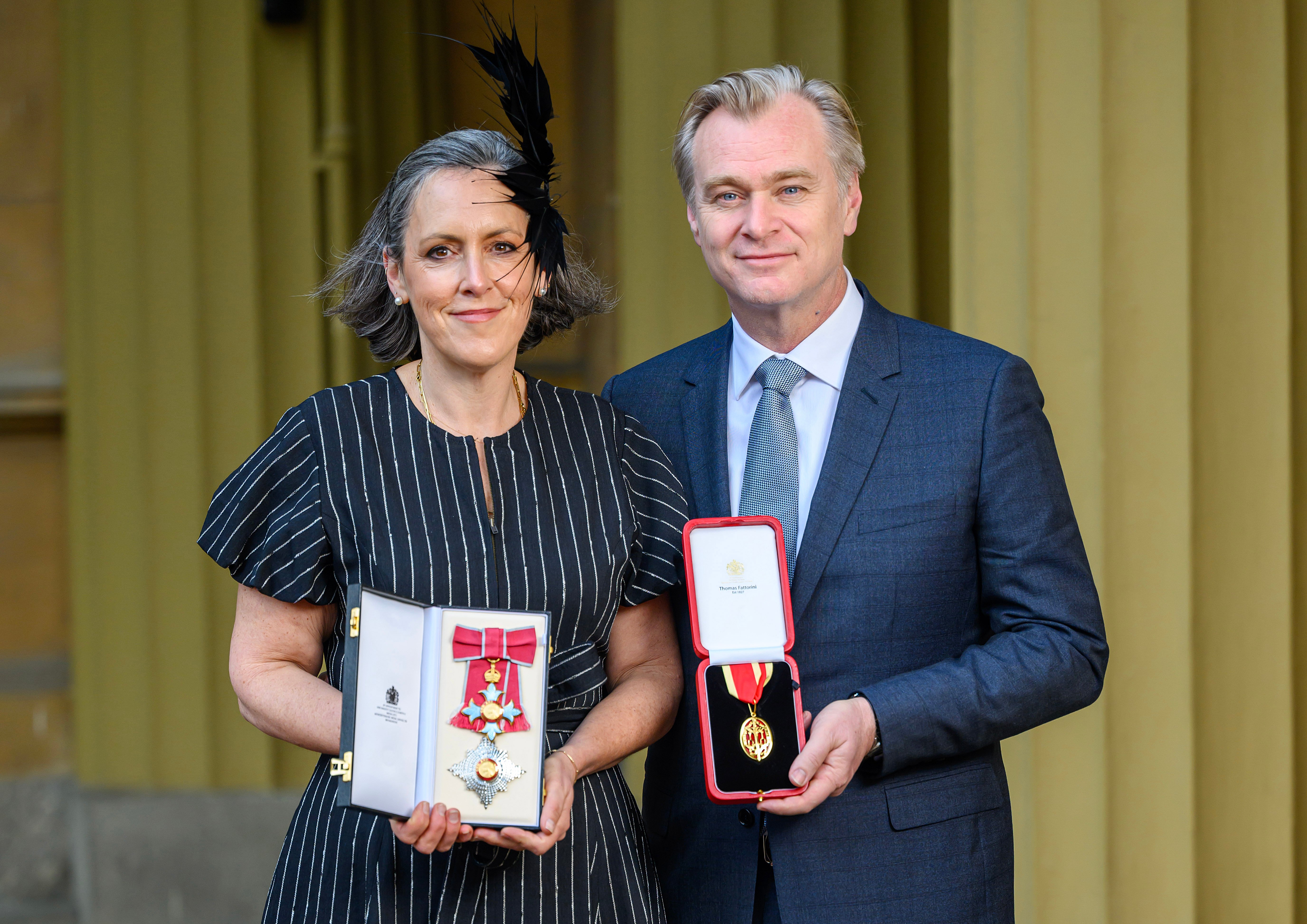 導演克里斯多福諾蘭（右）與妻子艾瑪湯瑪斯（左）雙雙被英國授與爵士與女爵士頭銜。（東方IC）