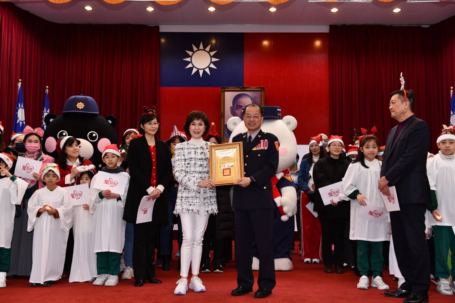 基督教標竿教會今日耶誕節下午，邀請資深藝人白嘉莉及教友約50人前往警政署報佳音。（警政署提供）