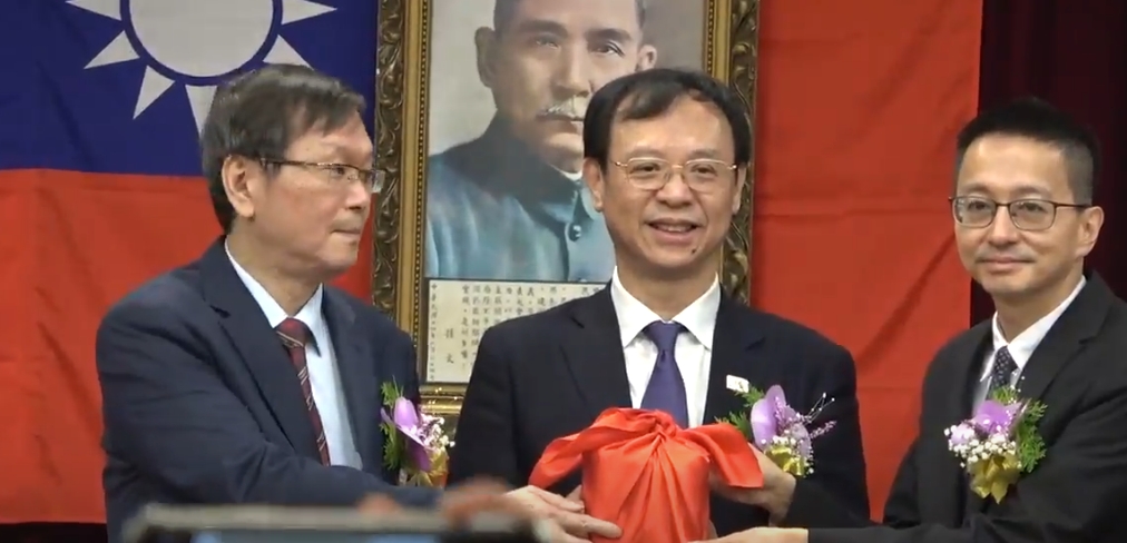 羅一鈞今日接疾管署長，圖左起為莊人祥、石崇良、羅一鈞。 （疾管署提供）