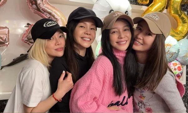 徐若瑄50歲生日，好友戴愛玲、彭佳慧和林心如齊聚為她慶生。（翻攝自IG）