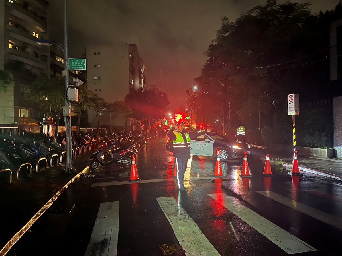 內湖區文德路24日下午發生路樹倒塌扯斷電線，管制措施近10小時，員警馬拉松式輪班疏導。（內湖分局提供）