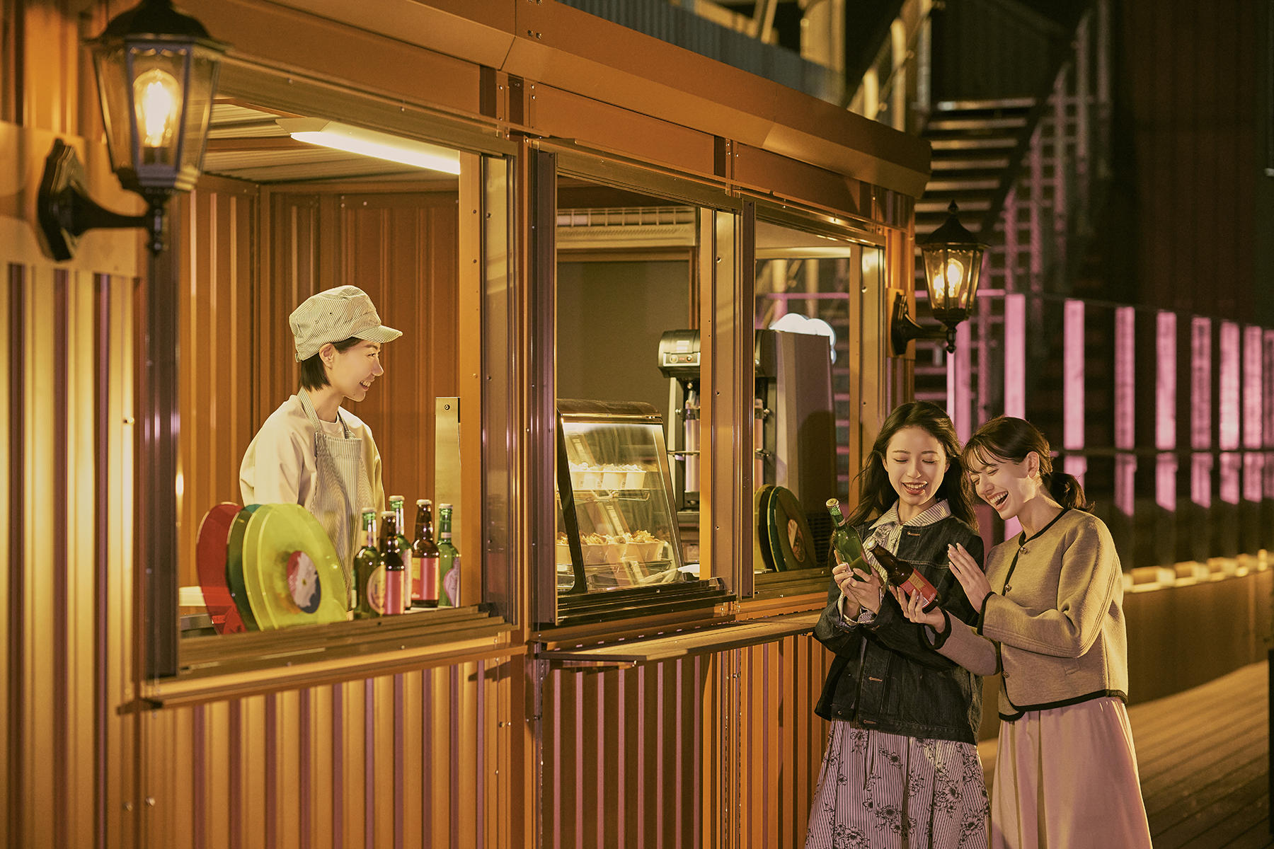 舊市政廳屋頂空間打造的「HAMAKAZE Terrace」也設有供應輕食飲料的廚房。（星野集團提供）