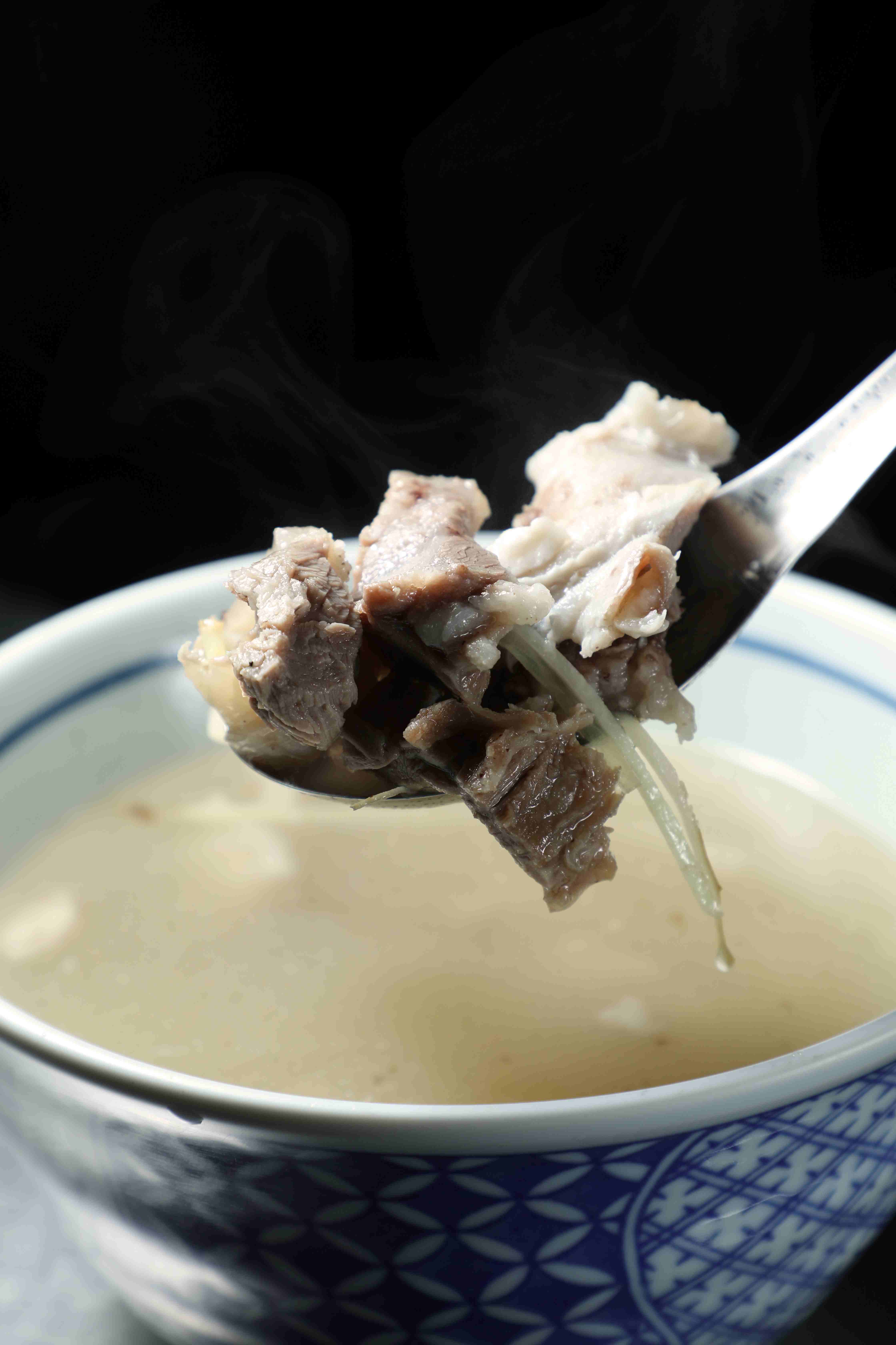 「豬頭肉湯」的肉質口感居然跟切盤的又不相同。(50元/碗)