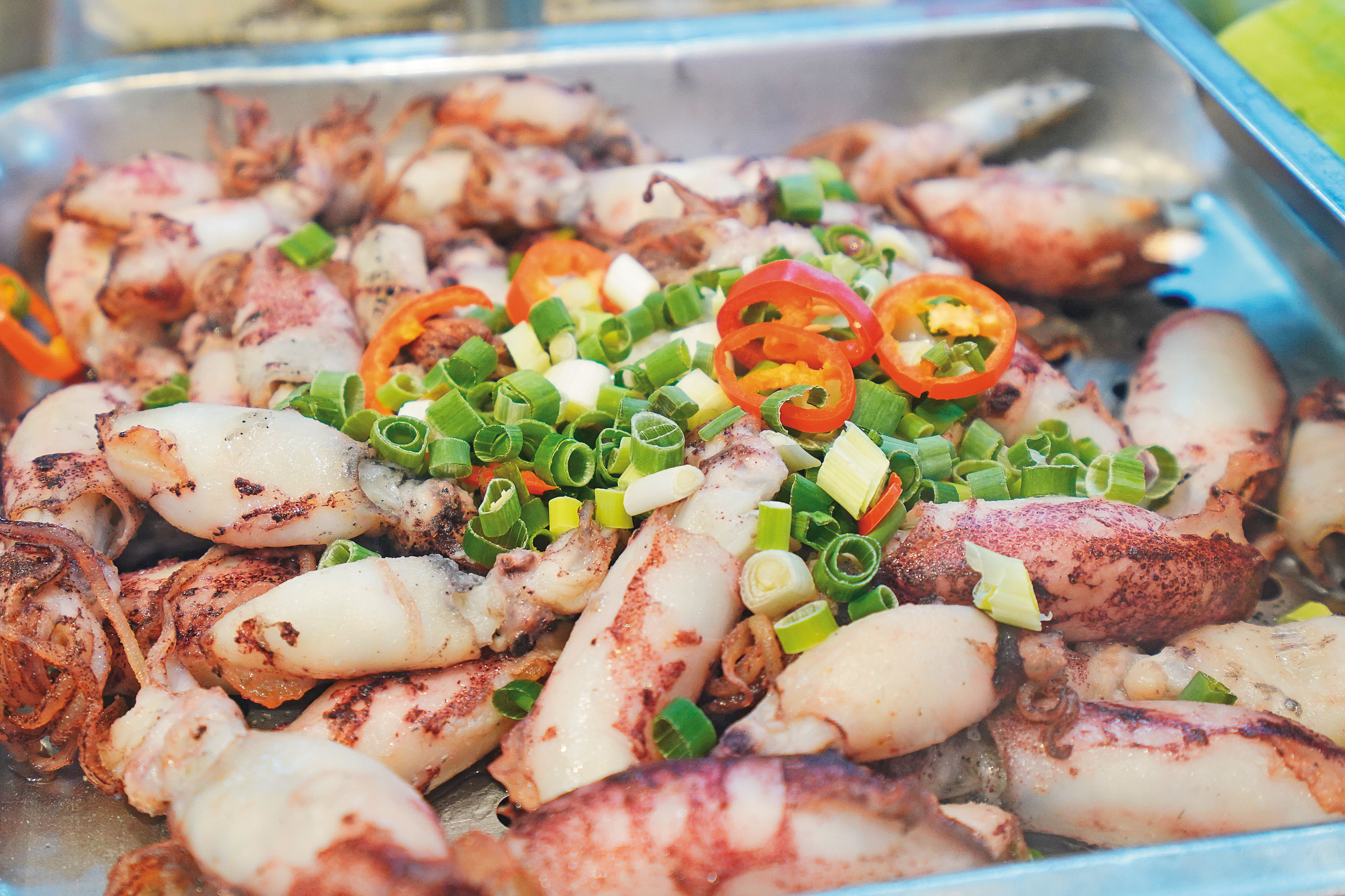 店內可炸食材近百種，有坊間鹽酥雞攤少見的小卷。（95元／份）