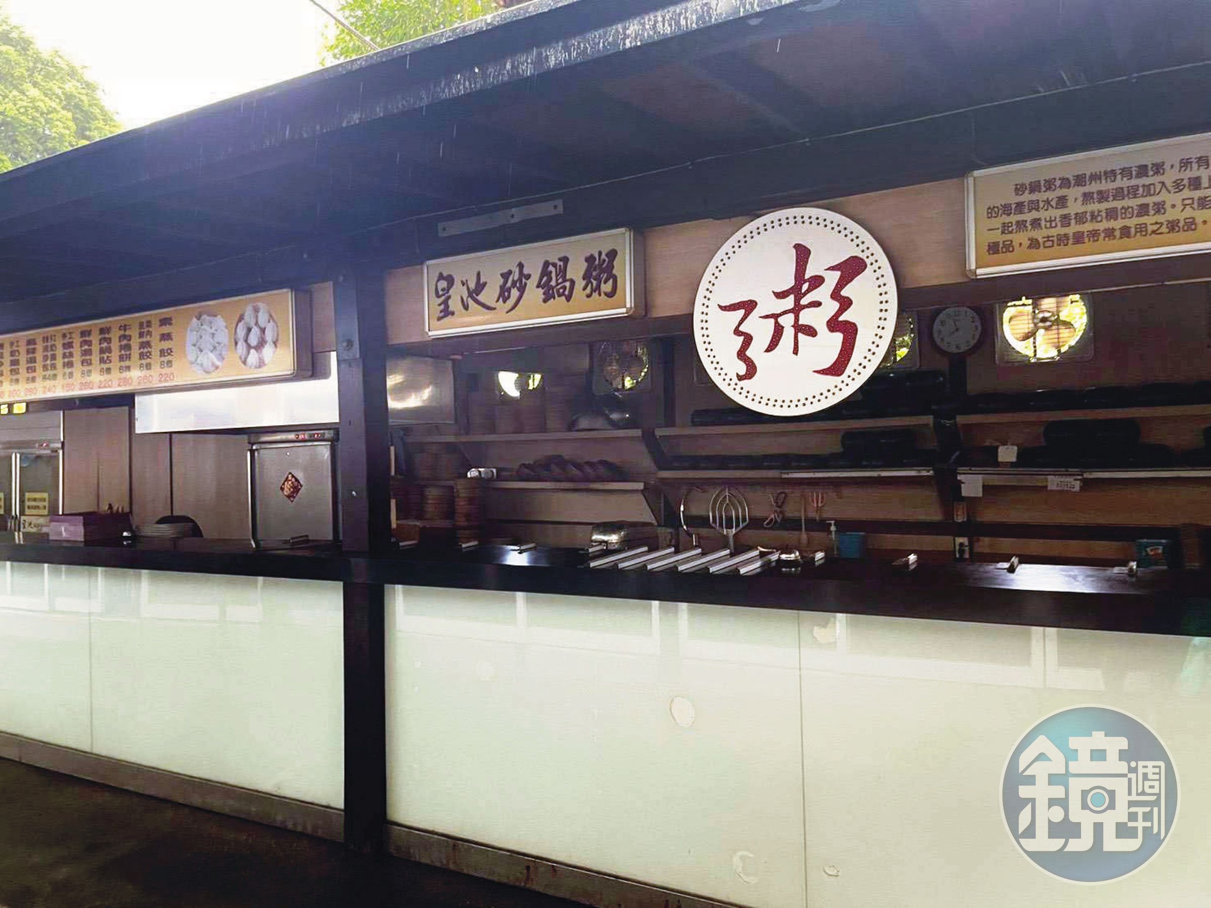 市府複檢後,皇池又將廚房周邊的違建蓋回,繼續營業。(讀者提供)