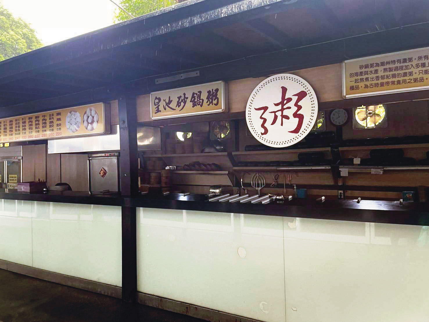 市府複檢後，皇池又將廚房周邊的違建蓋回，繼續營業。（讀者提供）