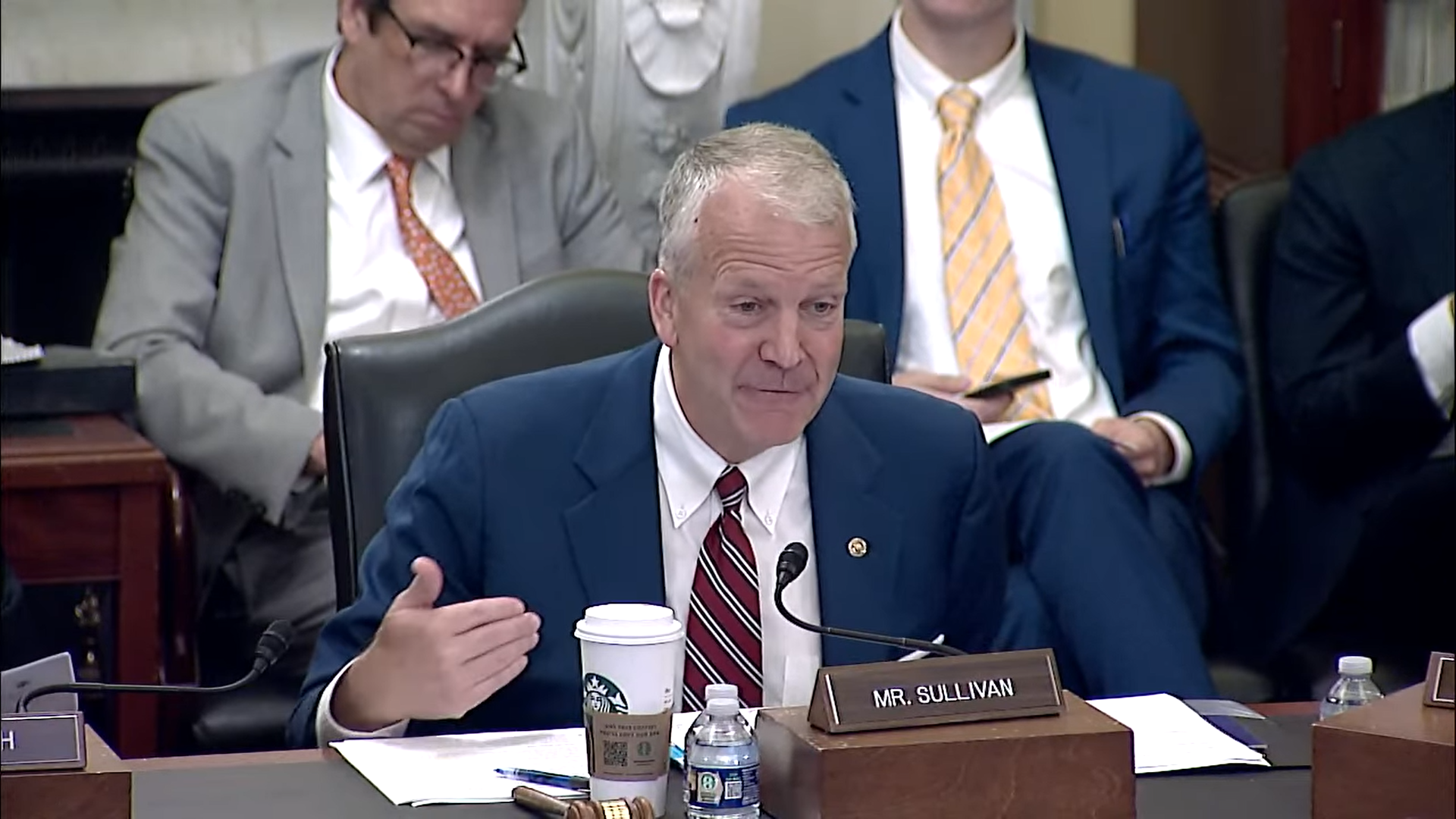 美國共和黨籍參議員蘇利文（圖）在聽證會中2度提及我國副總統蕭美琴，直言她是熟識好友，批評中國策畫的壓迫行動。（翻攝YouTube@ChinaCommission）