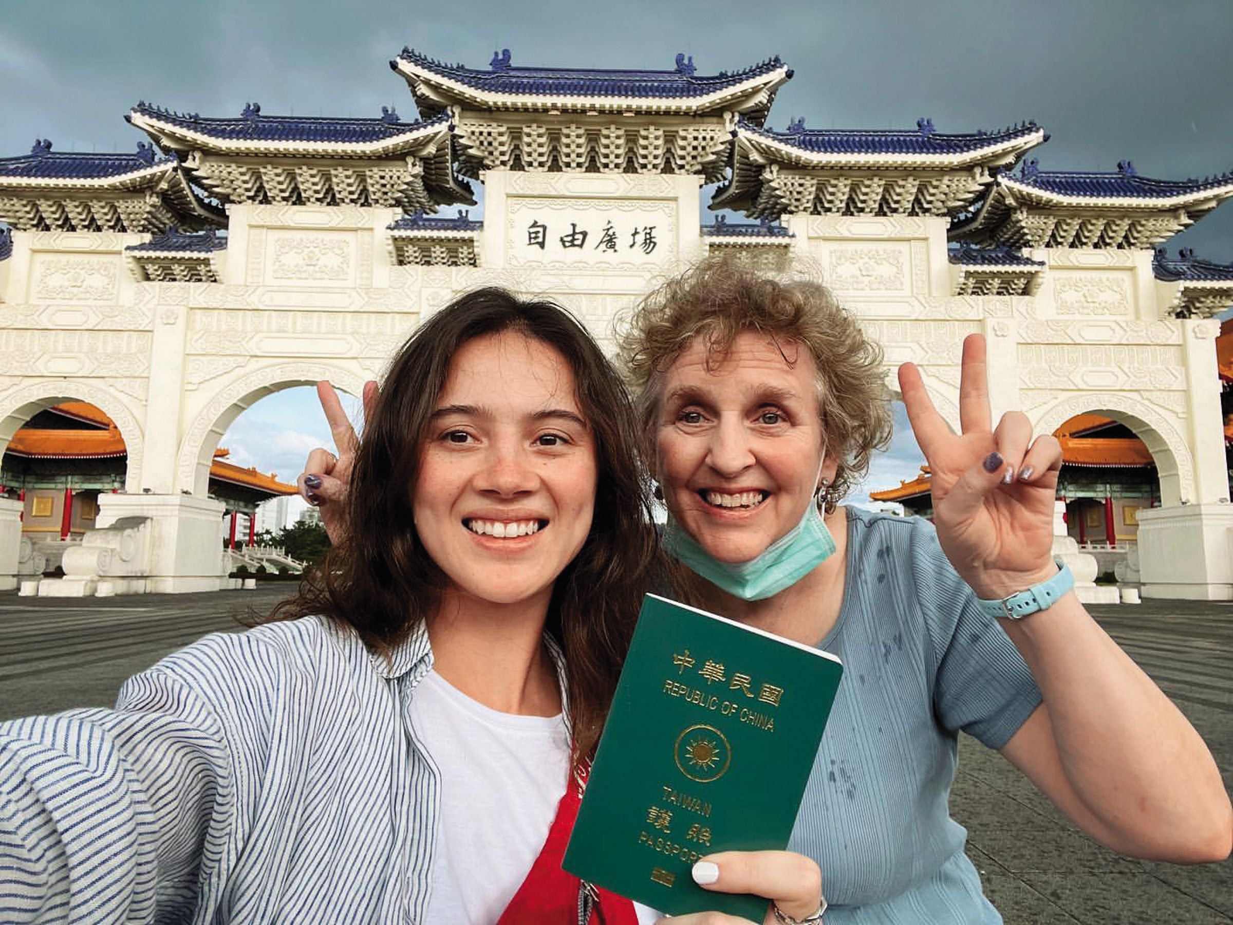 奶黃(左)有個明星媽媽歐陽姍(右),卻不想靠媽媽名氣闖蕩演藝圈。(翻攝自黃鈺琳IG)