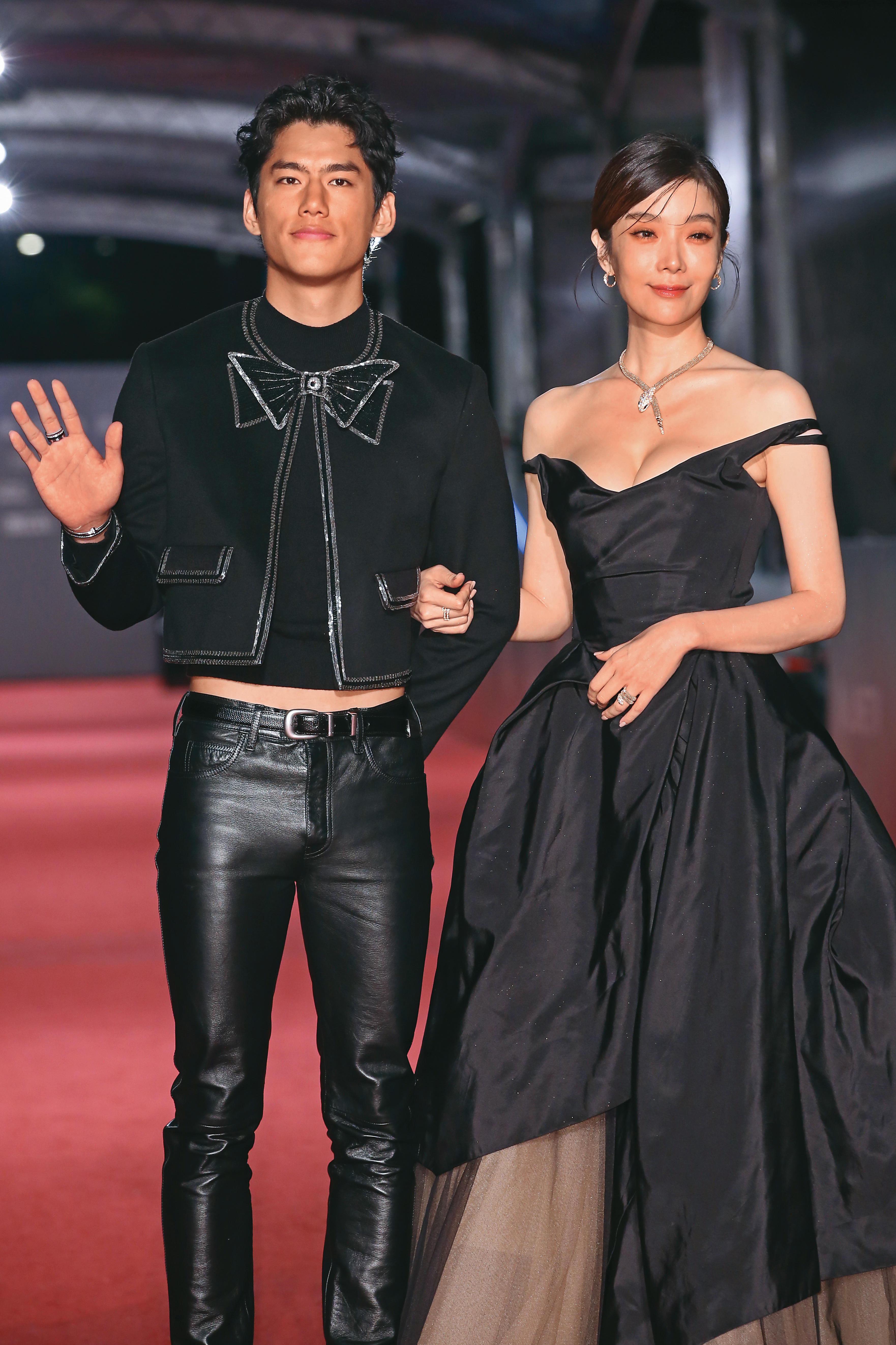 朱軒洋（左）是金獎常客，更因和蔡淑臻（右）演出《村裡來了個暴走女外科》受到矚目。