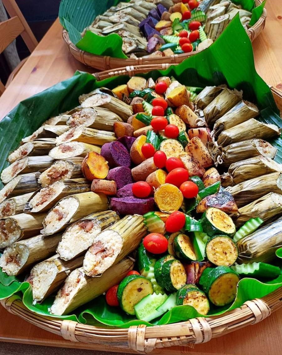 因應現代口味改良,將泰雅傳統美食香蕉飯化身成宴席料理。(圖/梅姐廚房)