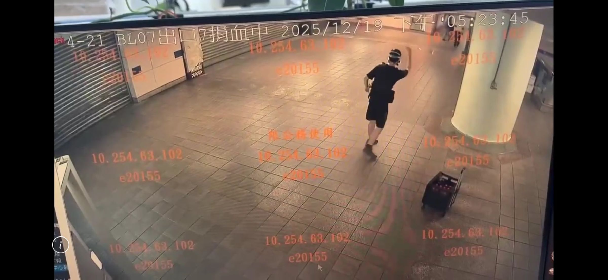 台北捷運19日晚間發生孤狼式恐怖攻擊。（翻攝畫面）