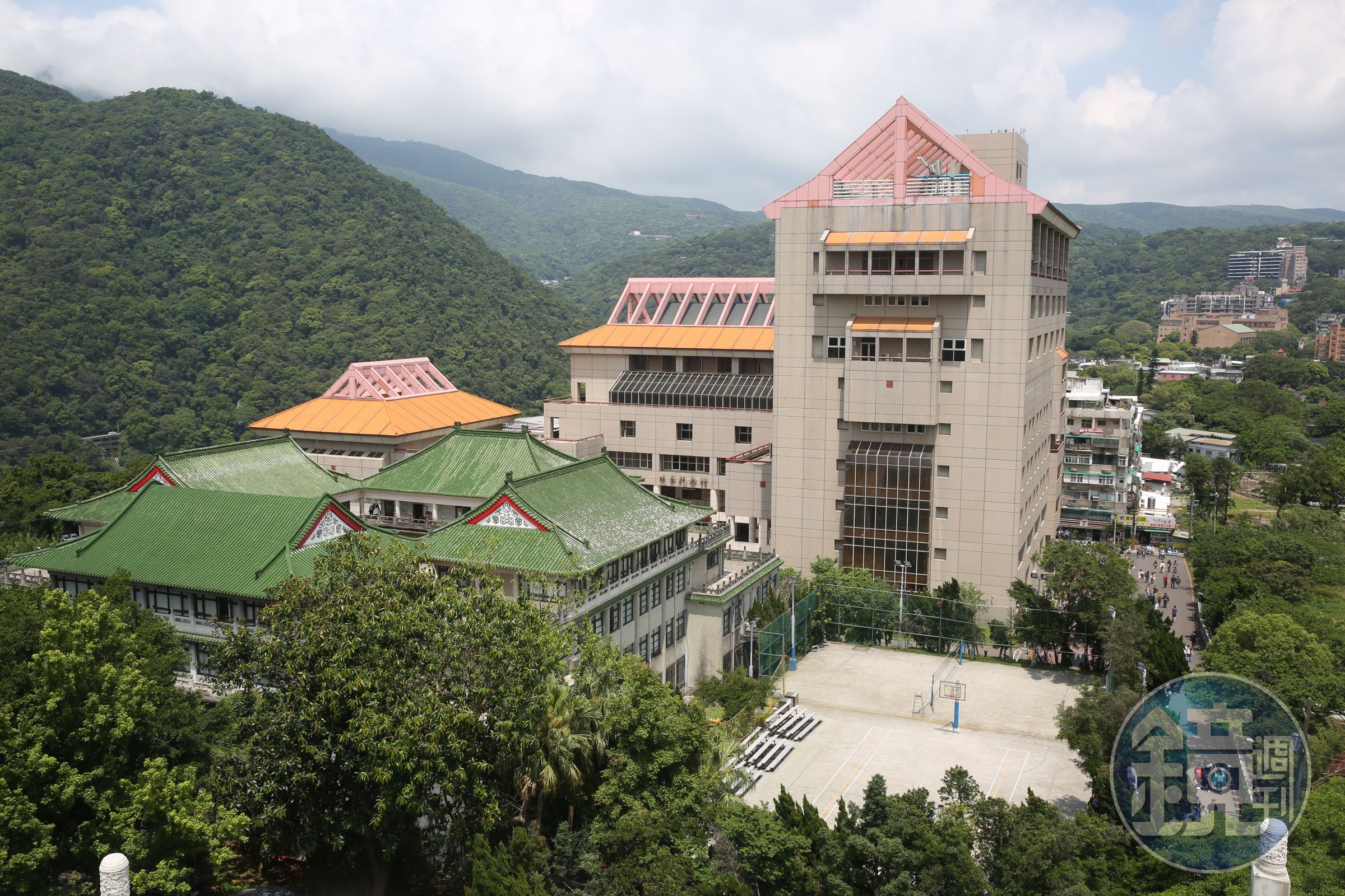 位於陽明山的文化大學時常因位於山區,風雨會較市區強勁許多。(本刊資料照)