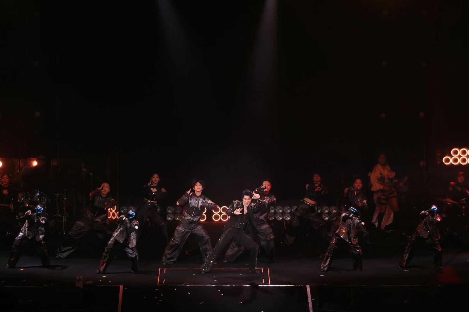 史上第1人!王力宏成都演唱會AI跨界領跑 與機器人共舞