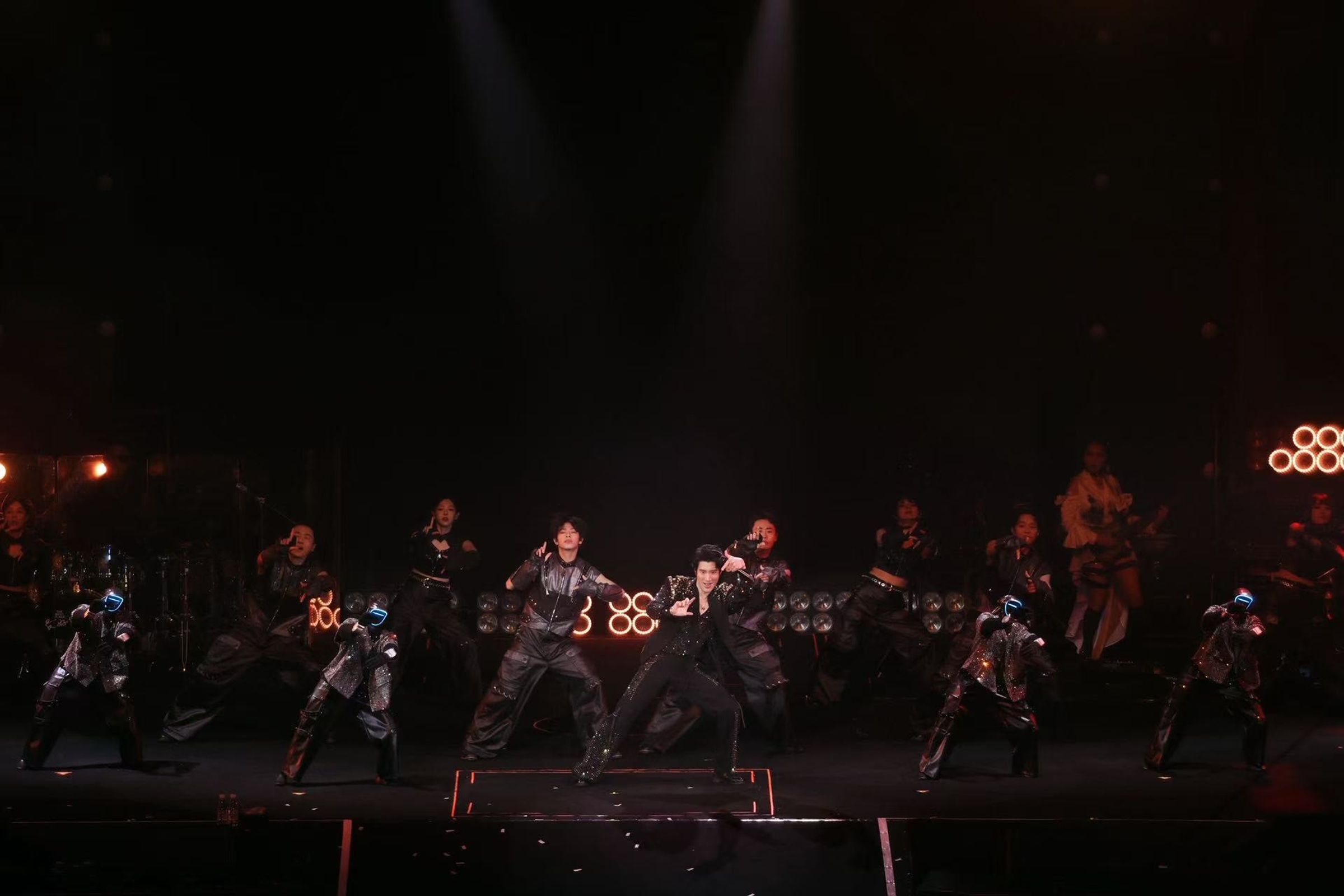 王力宏《最好的地方》成都演唱會,他與宇樹機器人共舞。(西東音樂提供)