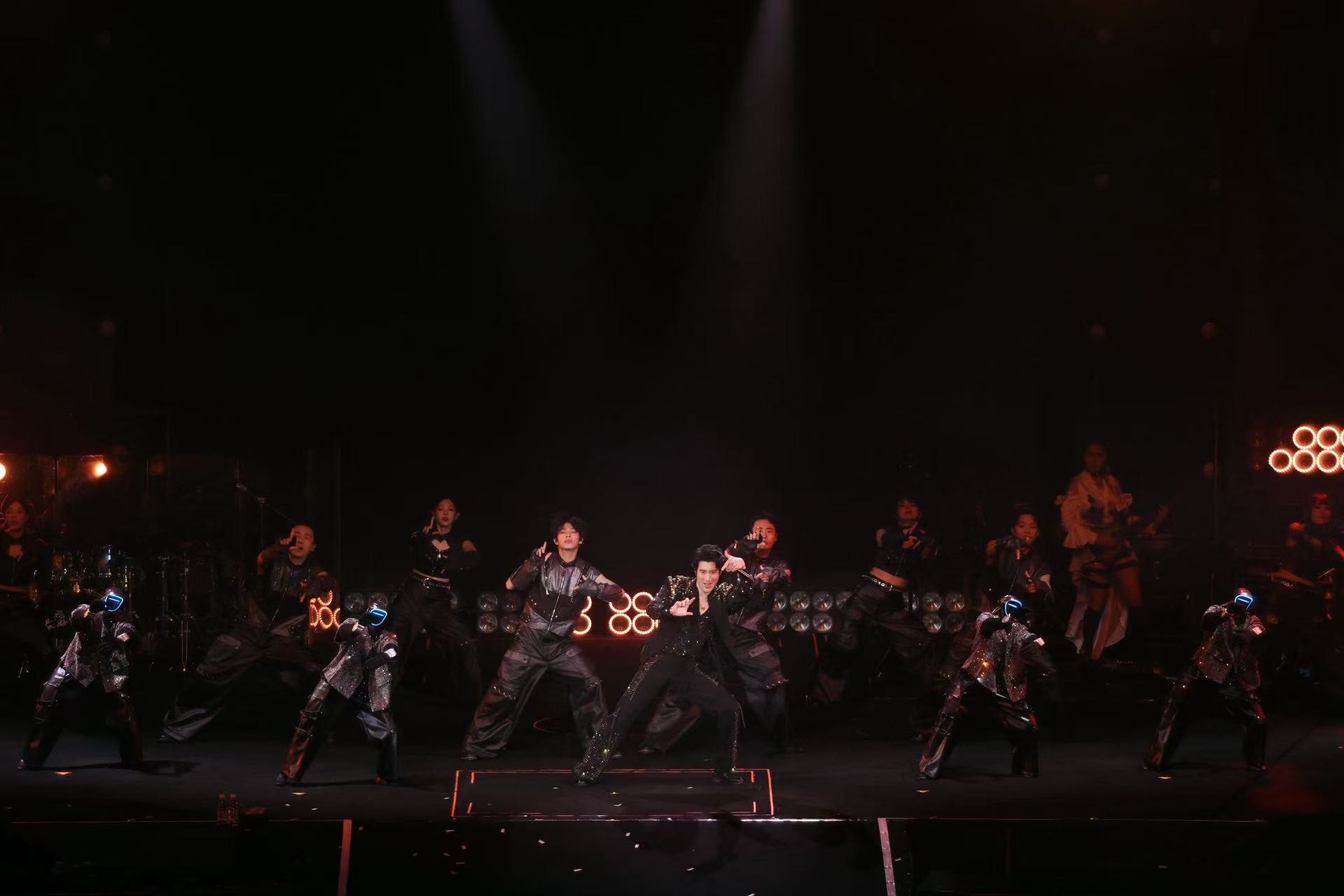 王力宏《最好的地方》成都演唱會，他與宇樹機器人共舞。（西東音樂提供）