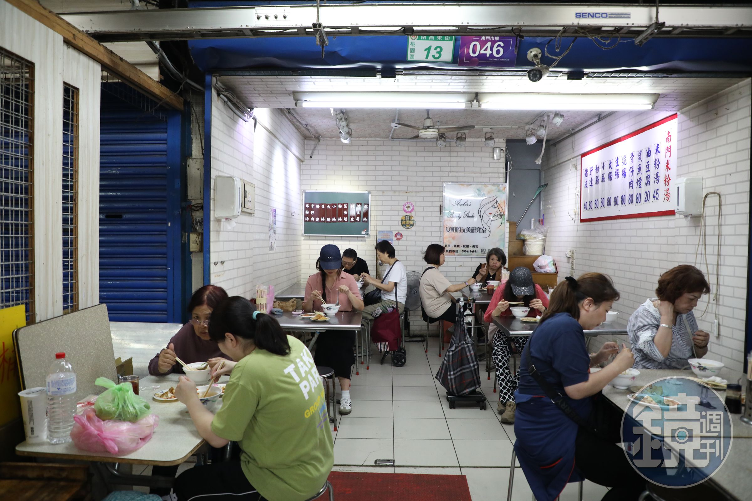 午餐時間未到,店裡已經坐滿採買後歇腳的客人,印證市場米粉湯的傳奇並非虛言。