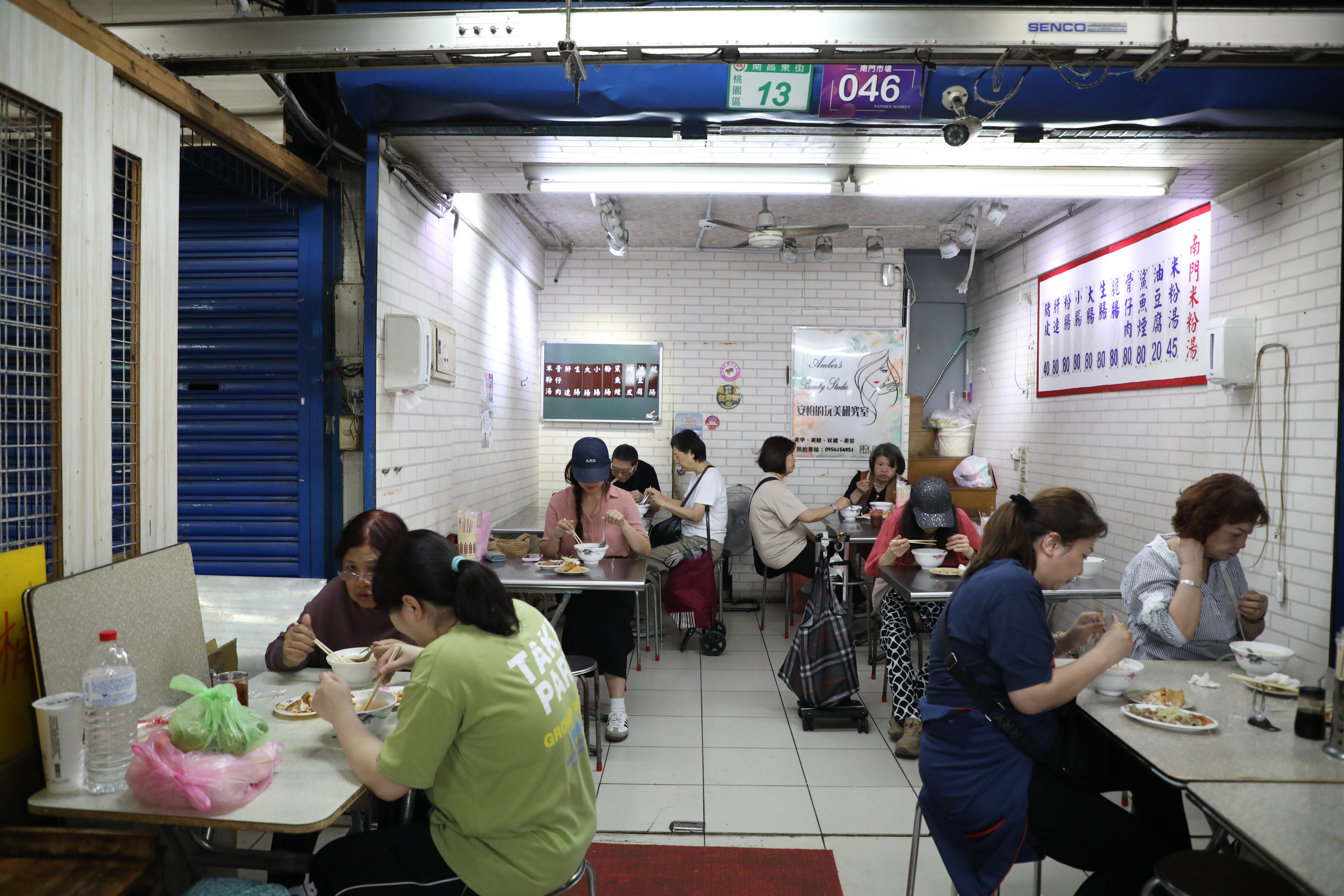 午餐時間未到，店裡已經坐滿採買後歇腳的客人，印證市場米粉湯的傳奇並非虛言。