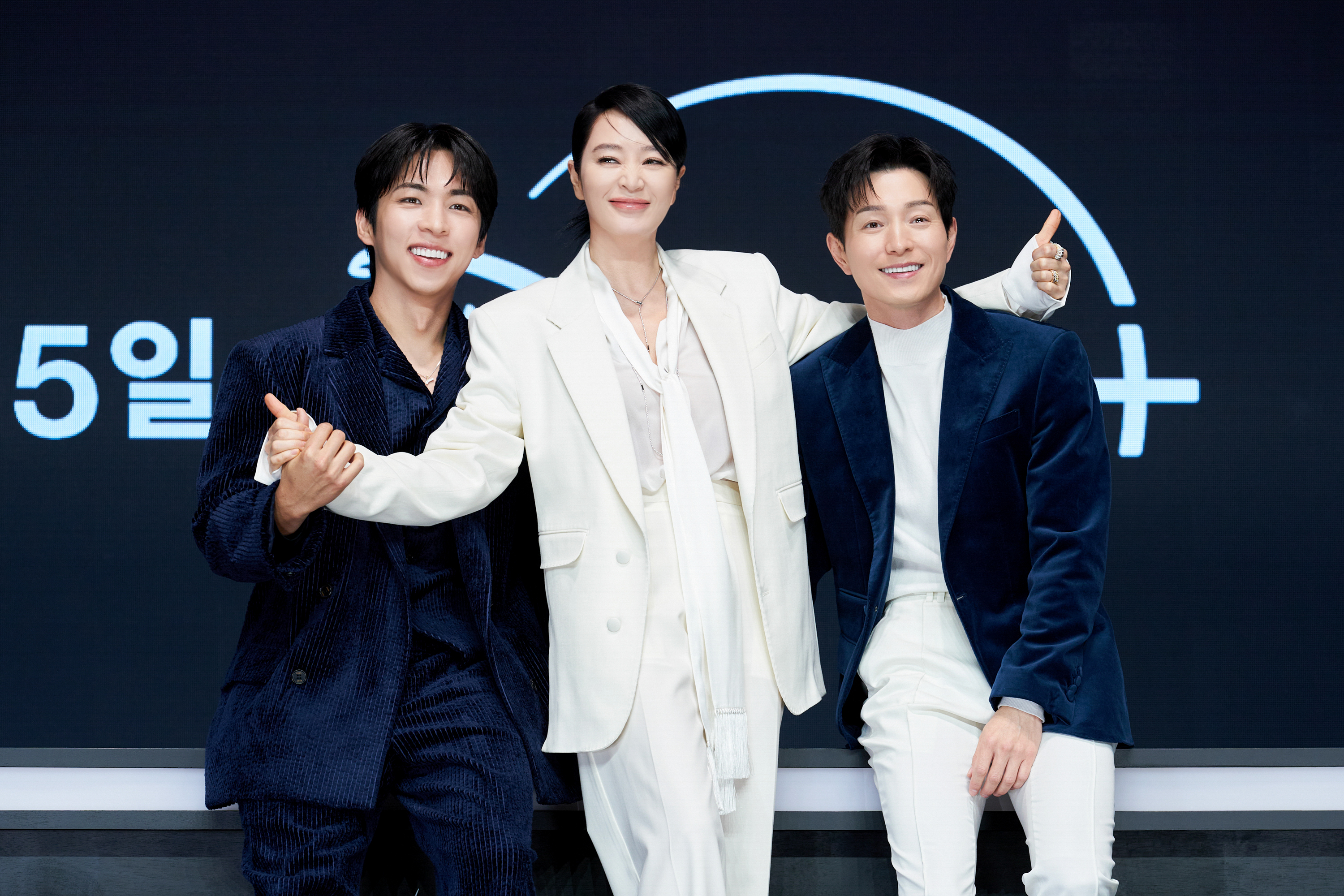 《揭密最前線》今（8日）舉行記者會，金憓秀（中）與鄭成日（右）、朱鐘赫一起出席。（Disney+提供）