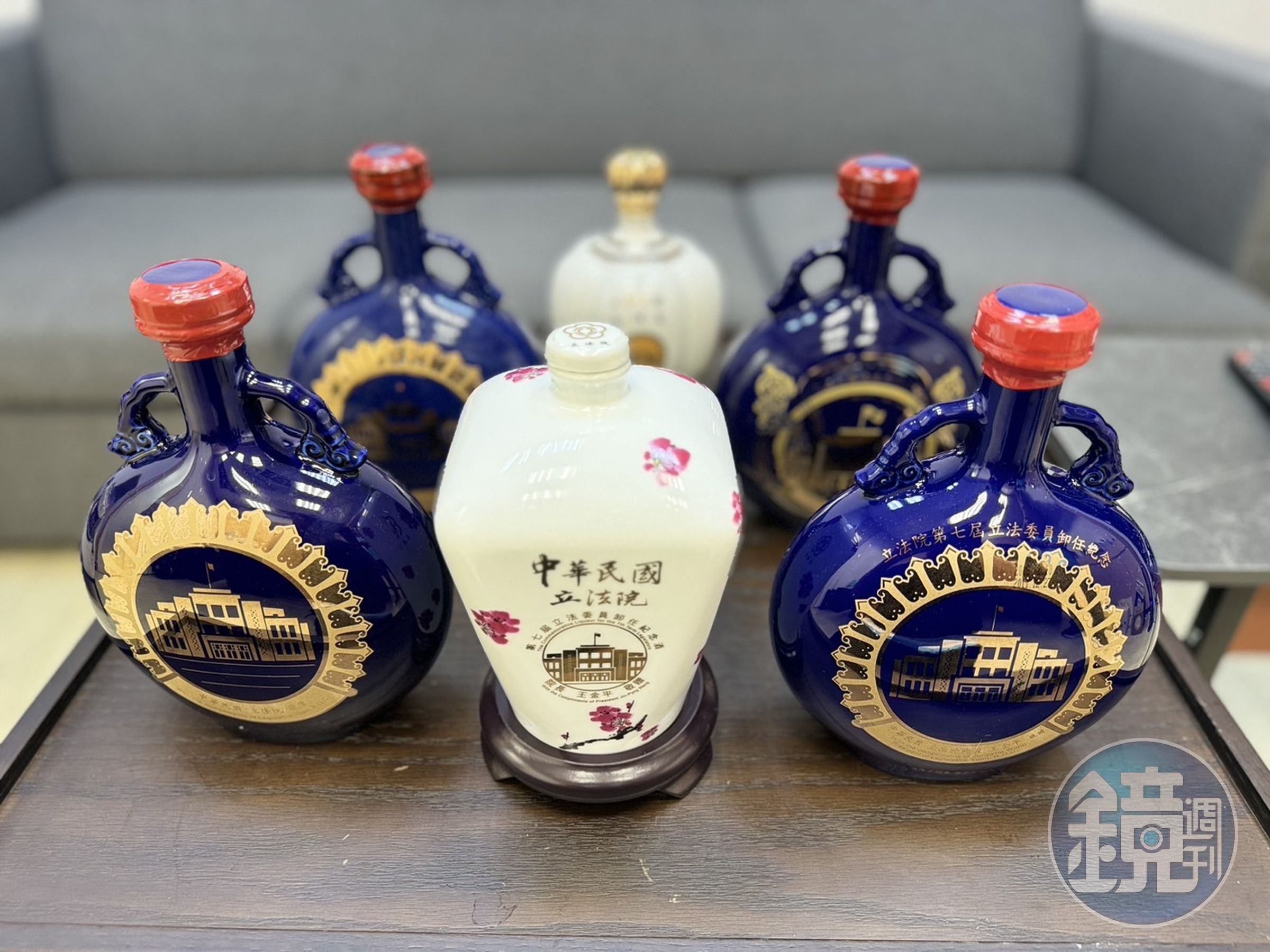 立院紀念酒至少有3款以上,包括王金平板藍瓷瓶、天燈酒,蘇嘉全版南瓜瓶。