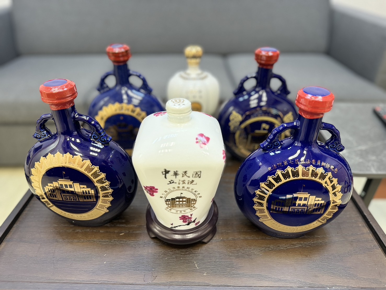 立院紀念酒至少有3款以上，包括王金平板藍瓷瓶、天燈酒，蘇嘉全版南瓜瓶。