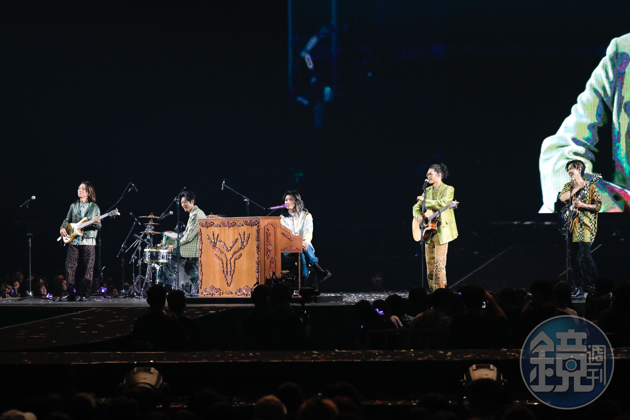 金曲樂團麋先生MIXER首次小巨蛋演唱會,驚喜一波接一波,萬名歌迷大呼過癮。