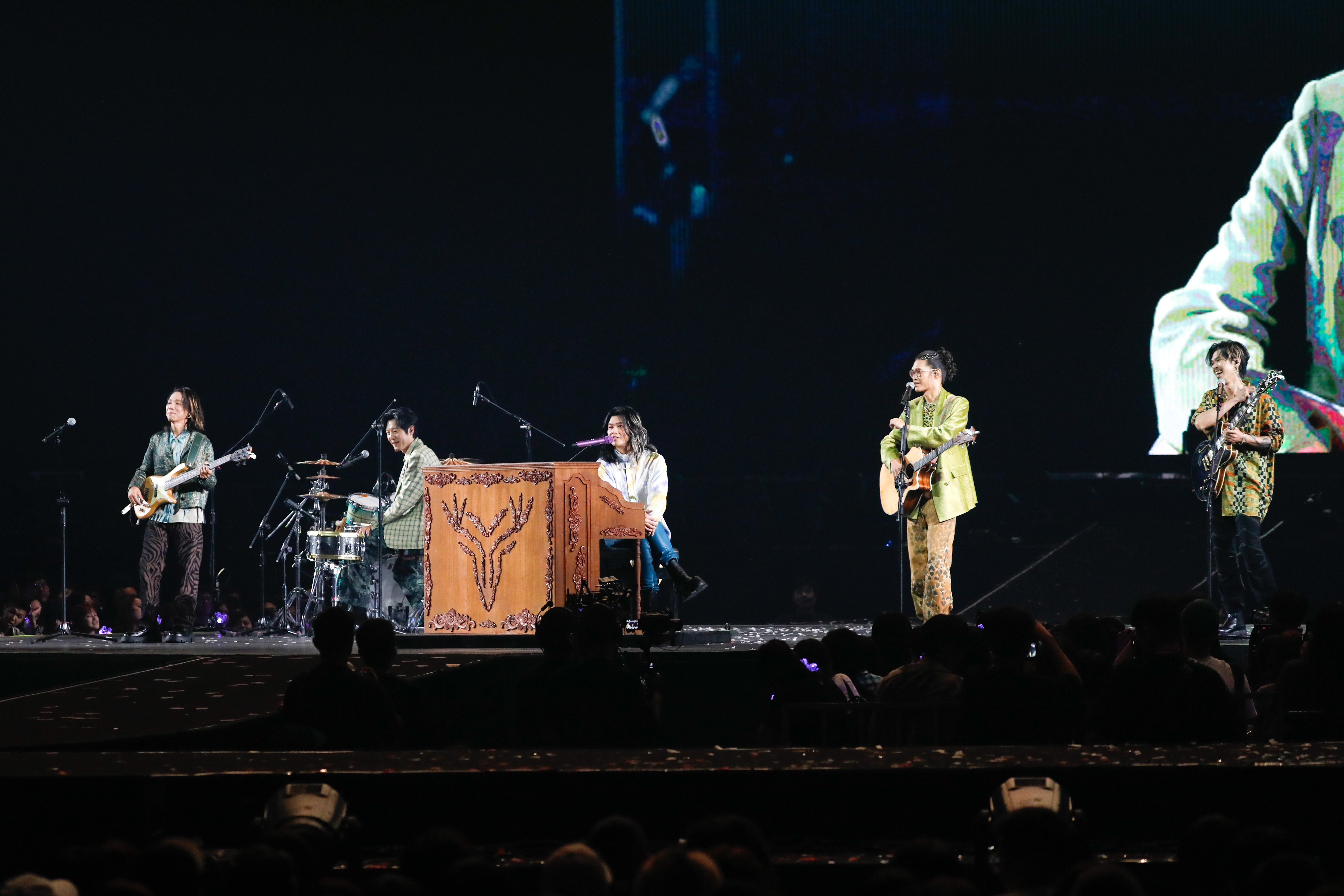 金曲樂團麋先生MIXER首次小巨蛋演唱會，驚喜一波接一波，萬名歌迷大呼過癮。