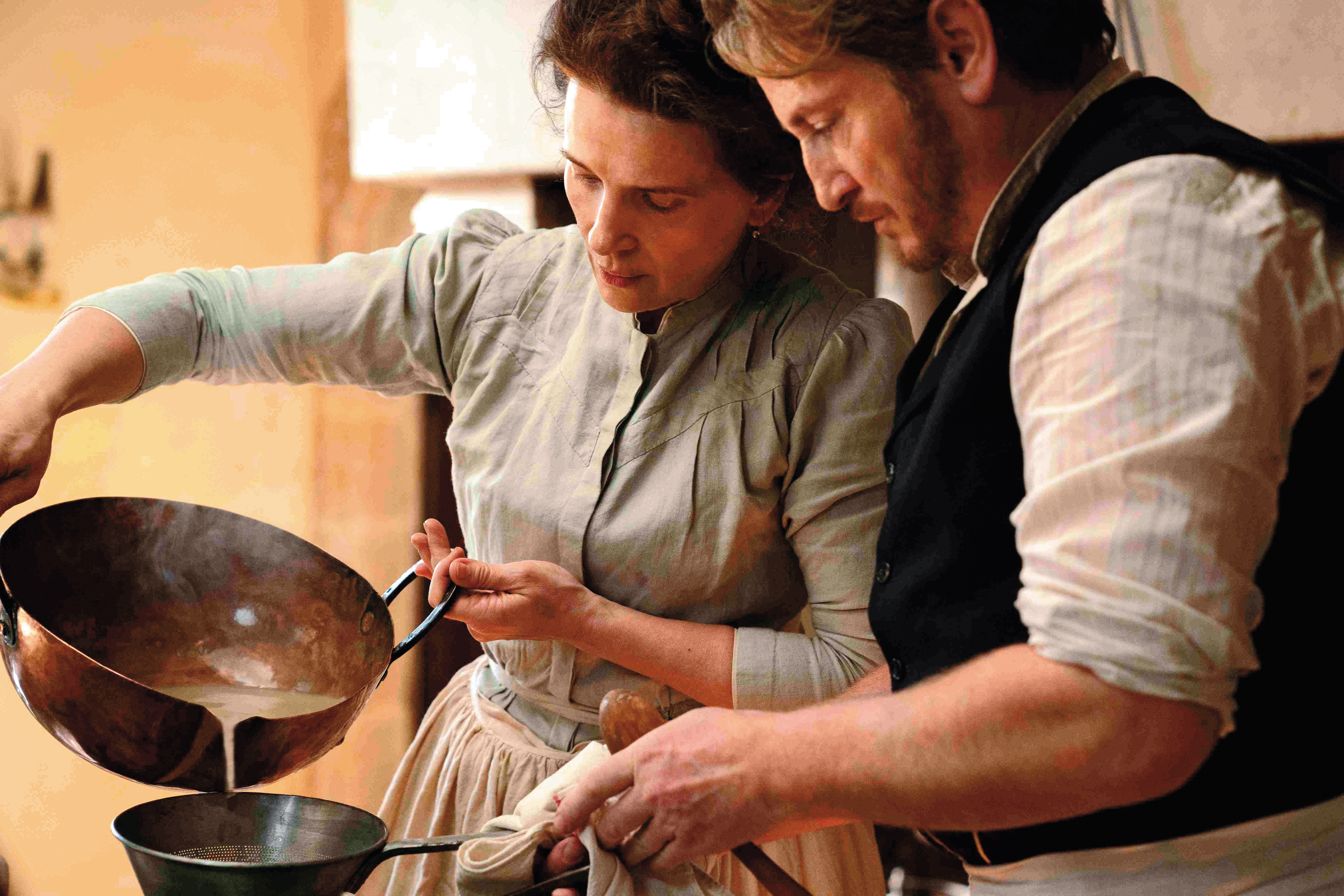 名廚為美食家掌廚二十年，兩人也從雇傭關係轉換成愛情；電影把愛情與美食化作視覺饗宴。（海鵬提供）