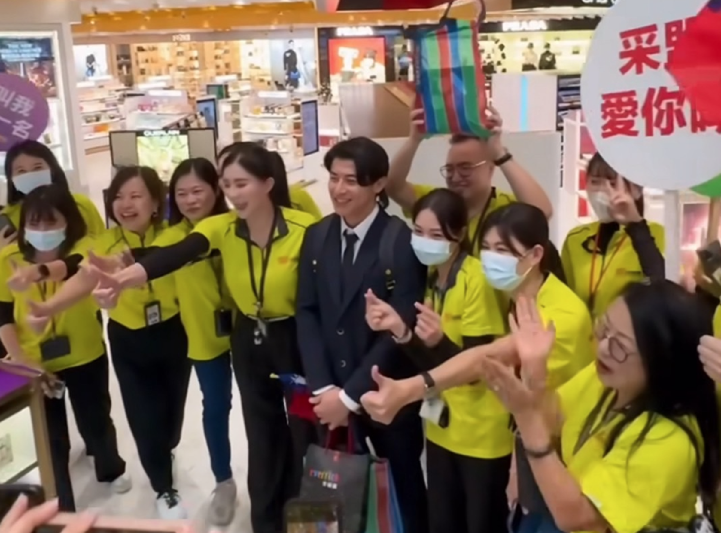 采盟免稅店搶C位與台灣隊英雄拍照掀起輿論風暴。(翻攝采盟IG)