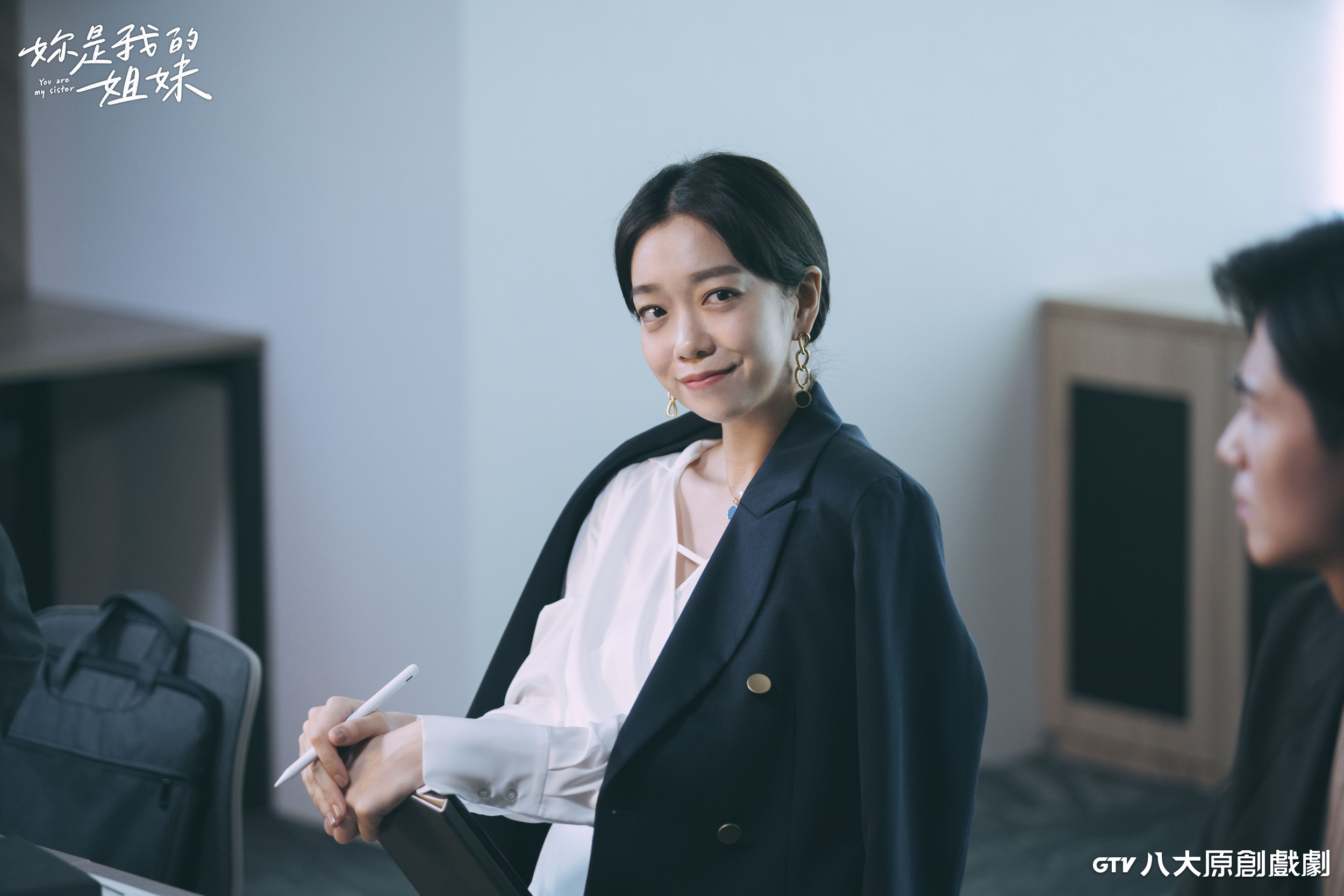 李霈瑜在八大《妳是我的姐妹》是一位職場菁英。（八大提供）