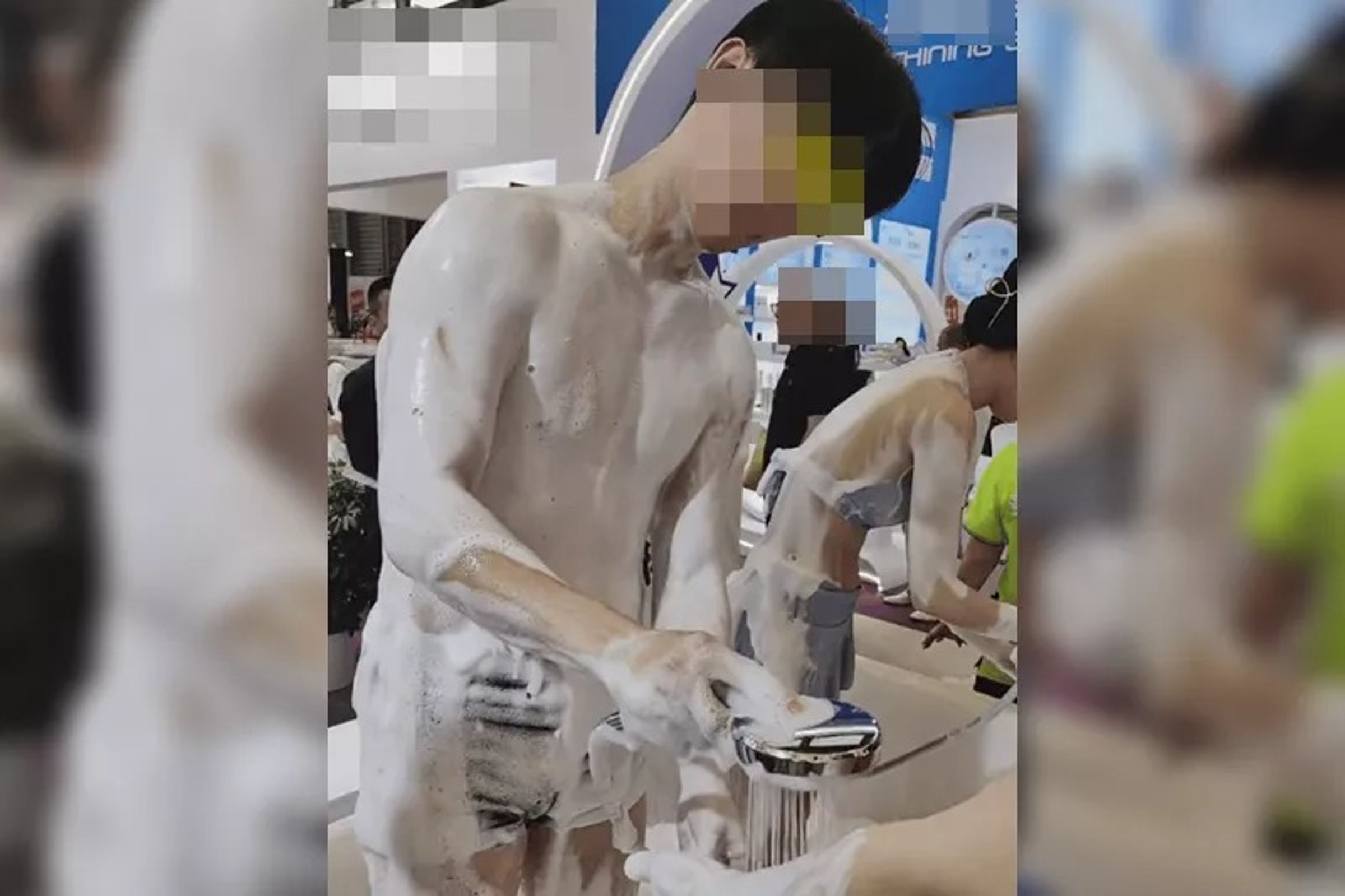 中國某賣場一組業務為了拚業績,不惜脫到只剩內衣褲當眾洗澡,只為展示衛浴設備性能以推銷產品。(翻攝自微博)