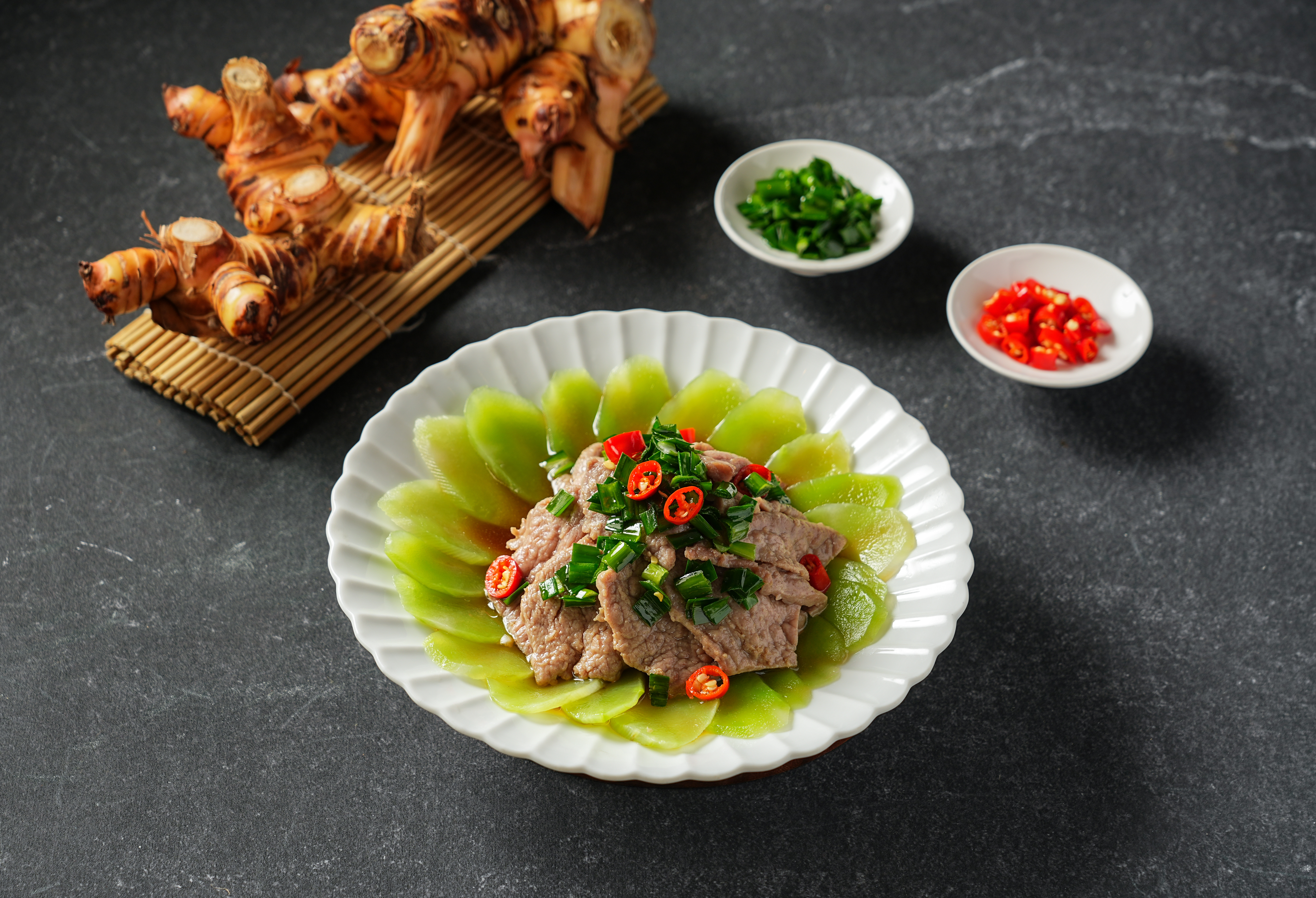「韭香牛肉」以創新冷盤調理手法呈現，醬汁鹹香完美平衡，風味更為突出，不論是佐餐、下酒皆是開胃首選。