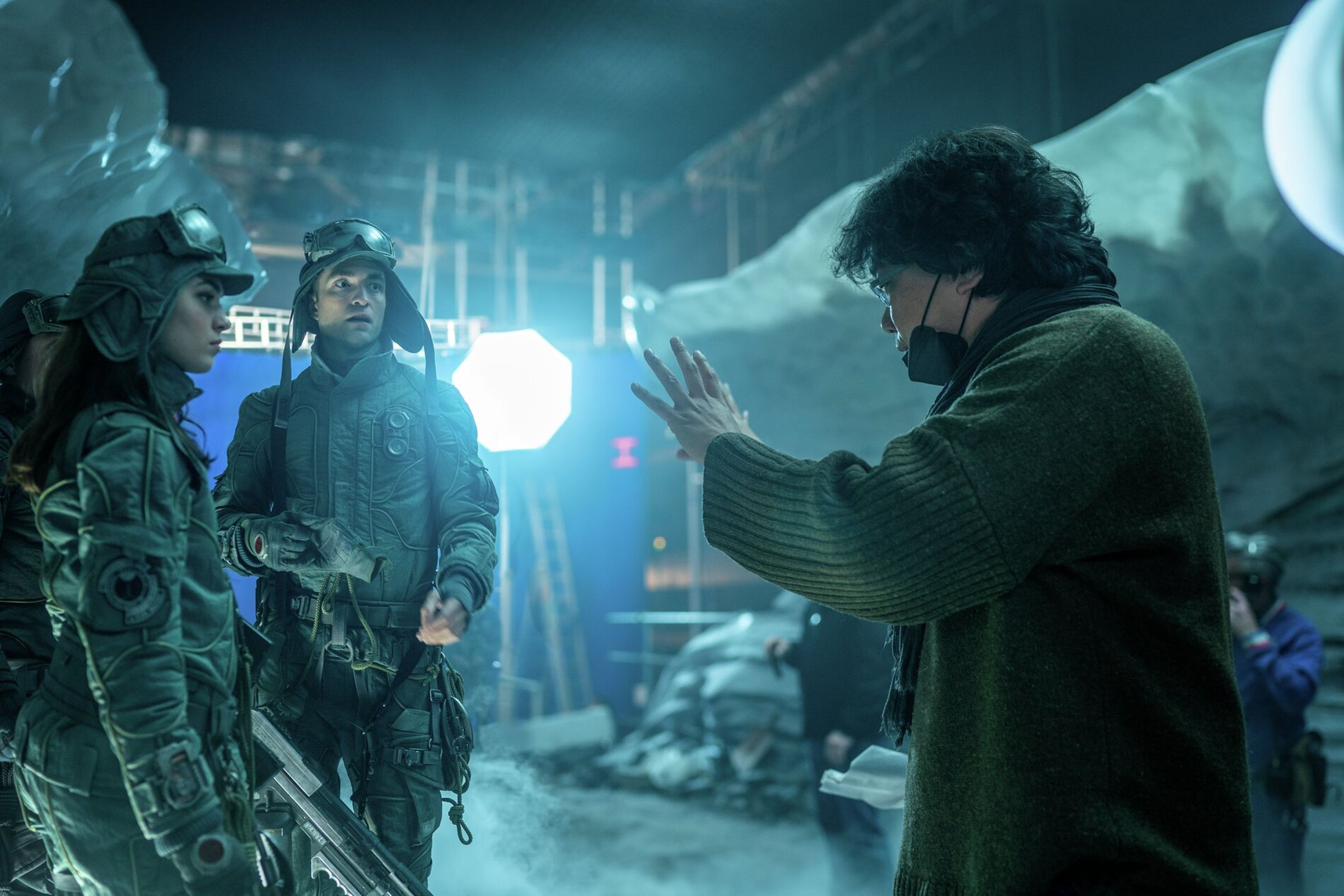 奉俊昊(右)編導新作《米奇17號》請到英國男星羅伯特派汀森(左2)主演,他對角色的詮釋令奉俊昊也讚嘆不已。(華納兄弟電影提供)