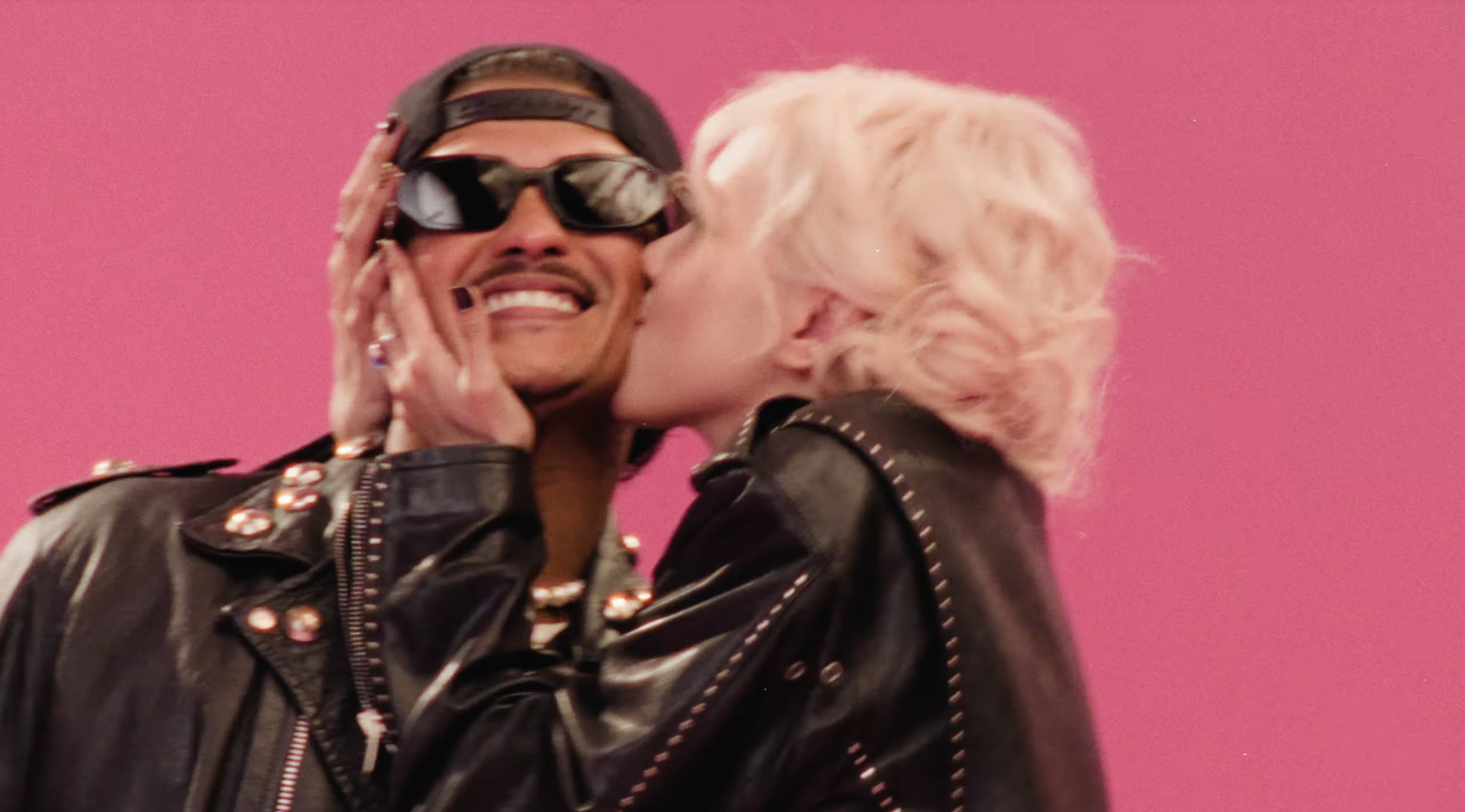 BLACKPINK ROSÉ在〈APT.〉新歌MV向火星人布魯諾送上香吻。（截圖自 ROSÉ MV）